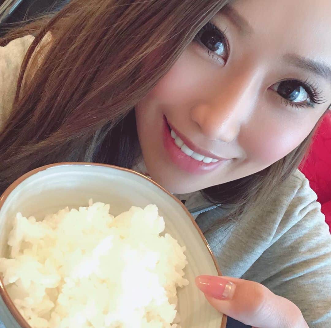 のインスタグラム：「ストーリーでもどれから食べようか悩み投稿したお兄ちゃんの奥さんが内祝いで送ってくれた北海道三大ブラント米🌾 ネットで調べたら3位だった『きたくりん』から食しました😋 米を存分に楽しむ為におかずはシンプルに！きちんと2時間お水に浸して炊きました✌️ やばい💓北海道のブランド米なめておりました🌾 きたくりん香りが良くて粘り気があって噛みごたえがあるけど硬いわけじゃなくて甘味があるしすっごく美味しい最高のお米でしたー🍚✨最高😆❤️ 明太子との相性ばつぐん👌 ななつぼし、ゆめぴりかも食べるの本当楽しみすぎるまる〜🤗💖 ------------------------------------------------ #お米#北海道ブラント米#きたくりん#きたくりん美味しかった #米好き#米好き女子 #米は正義#食いしん坊万歳 #食いしん坊女子#ごはん#おうち時間#おうちごはん#stayhome」