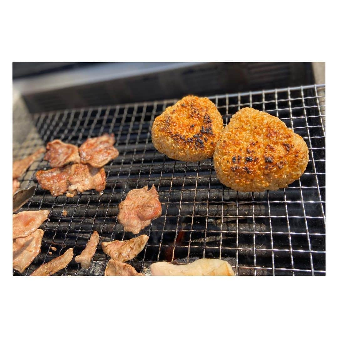 大山未希さんのインスタグラム写真 - (大山未希Instagram)「🥩 おうちBBQ‼️ せっかくおいしいお肉頼んだし 気分転換もしたかったから 2人でBBQ😂 ほんとはみんなでワイワイしたいけどね😔 その日のためのリハーサルしといたよ👍🏻 強風でなかなか大変だったけど 1時間でこの量を平らげたことに驚き🤣 姉夫婦も食べきれなかったって言ってたし 絶対余ると思ったのに（笑） しかもおにぎり好きすぎて 一番最初の写真、BBQなのに 焼きおにぎりメイン😆 あー楽しかった！おいしかった！ #BBQ #おうちごはん #肉2100グラム #実は写ってないけどごはんもっと食べてる笑 ↓」4月26日 18時30分 - miki_oyama1003