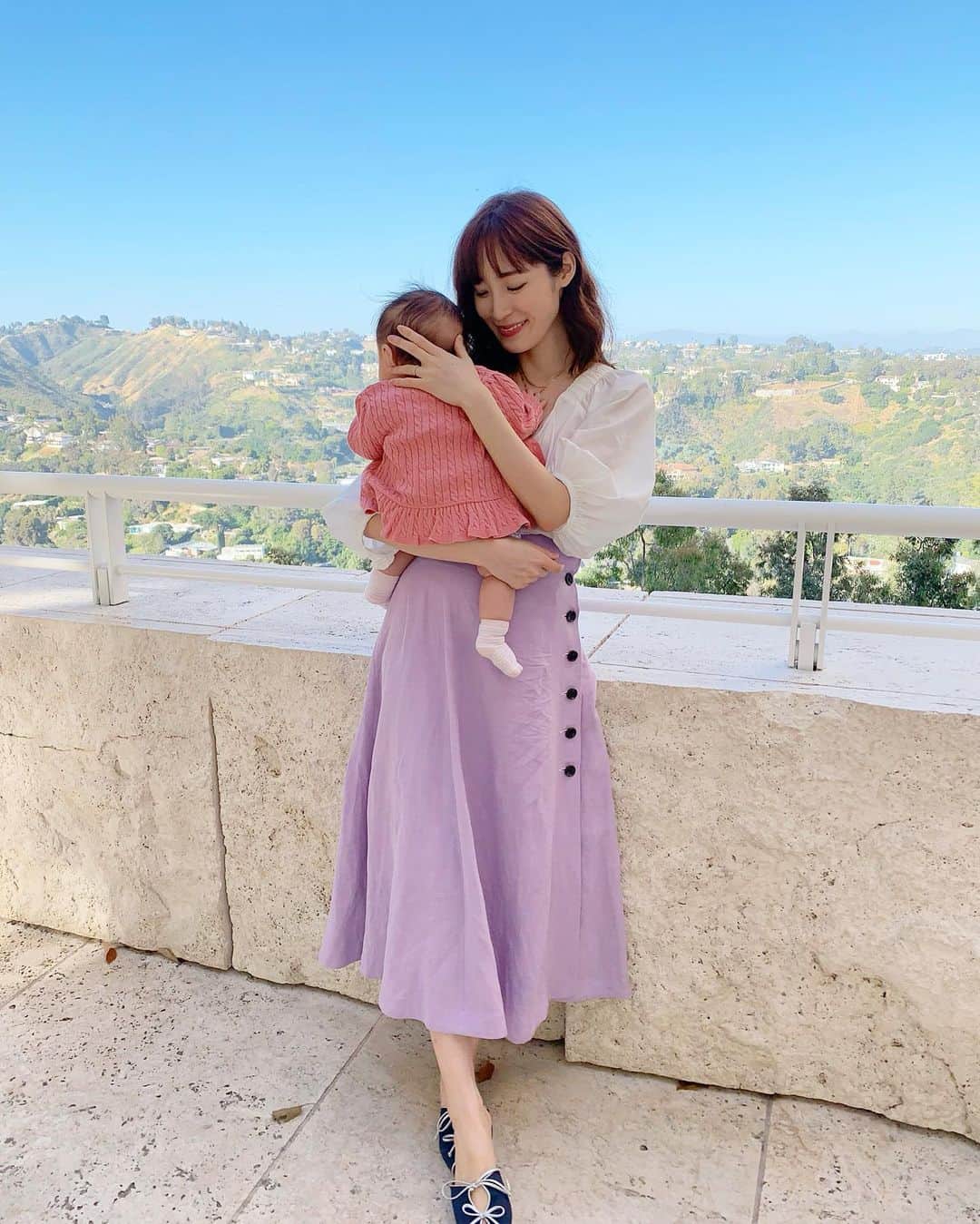 小林真由のインスタグラム：「⋆﻿ ⋆﻿ 天気が良い日はシャボン玉してハンモックして日光浴🌈﻿ 気持ち良い季節になってきた! ﻿ 沢山あった遊ぶ用のシールがもう尽きてきて﻿ こんなに家にいるならもっと買っておけばよかったなぁと毎日思ってます🥺 (ネットだと限られちゃって残念。。)﻿ ﻿みんな何して過ごしてるんだろう🙈 ﻿ #懐かしの写真👶🏼﻿ #ファッション #コーデ #ママコーデ #ママライフ #コーディネート #女の子ベビー #女の子ママ #coordinate #fashion」