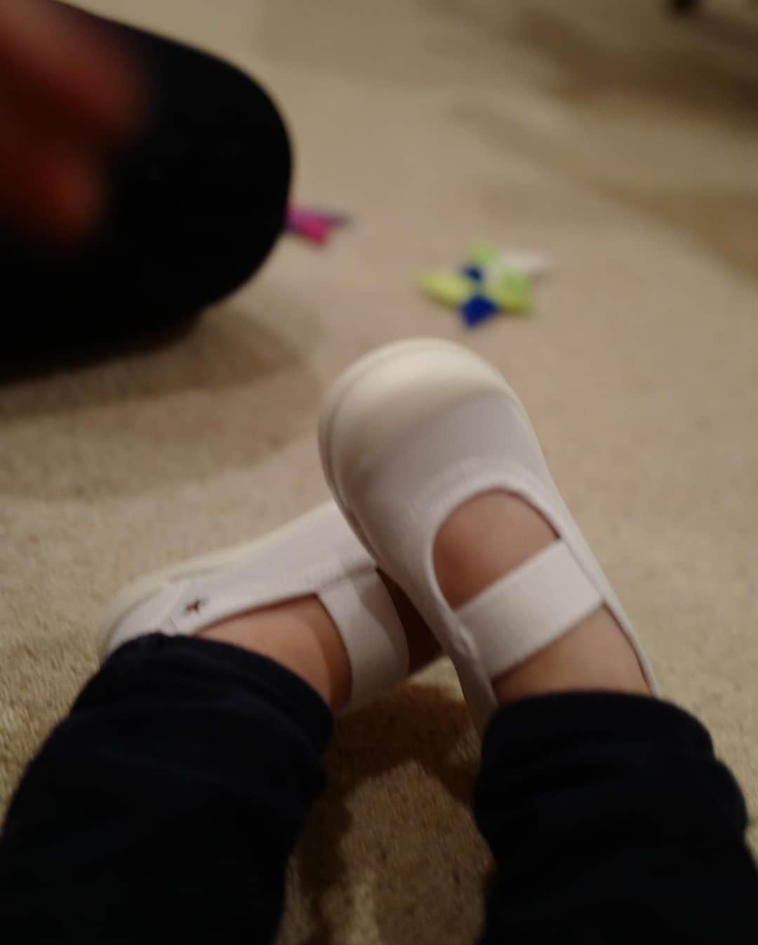 安田美沙子さんのインスタグラム写真 - (安田美沙子Instagram)「息子の写真以外は、息子が撮ってくれました📷✨ まだ約3年しか生きていないのに、数えきれないほどの事が出来る様になった。 上履きの写真、たまらなくかわいい！親バカだなぁ。。 . . . 4月から行く予定のスクールの上履き。この方が速く走れる！と家で履いて、ヨーイドン！ 前はダッシュだったけど、最近は距離を稼ぐべくゆっくりランニング。 1キロ以上毎日走る。 . . . そのうち一緒にフルマラソンとか出来たら、泣いちゃうなぁ😭❤️」4月26日 18時36分 - yasuda_misako