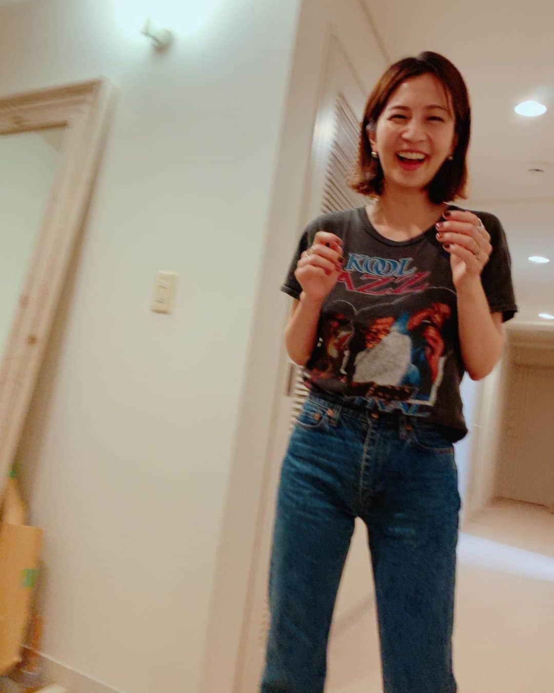のインスタグラム：「息子の写真以外は、息子が撮ってくれました📷✨ まだ約3年しか生きていないのに、数えきれないほどの事が出来る様になった。 上履きの写真、たまらなくかわいい！親バカだなぁ。。 . . . 4月から行く予定のスクールの上履き。この方が速く走れる！と家で履いて、ヨーイドン！ 前はダッシュだったけど、最近は距離を稼ぐべくゆっくりランニング。 1キロ以上毎日走る。 . . . そのうち一緒にフルマラソンとか出来たら、泣いちゃうなぁ😭❤️」