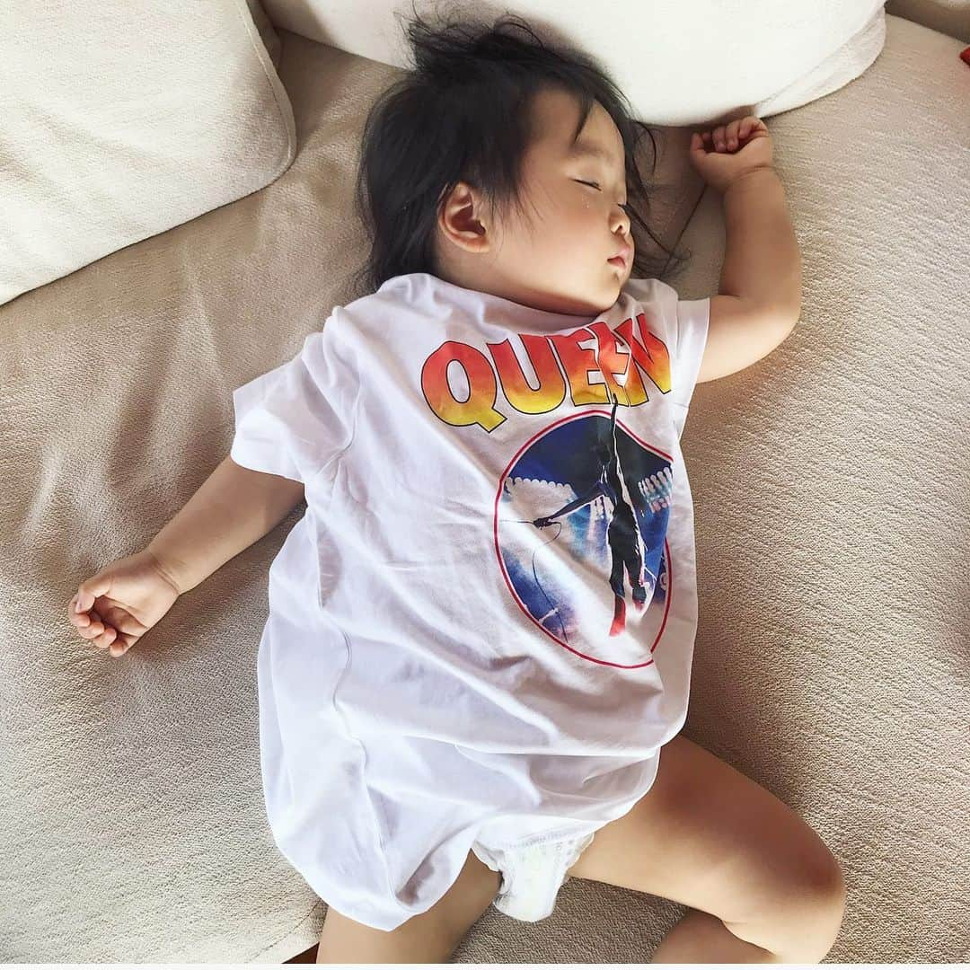 澤田泉美さんのインスタグラム写真 - (澤田泉美Instagram)「QUEEN Tを着て昼寝👕💛 それ以外は大体、裸👧  お兄ちゃんの150サイズを借りて 嬉しそうに着てた笑  #GU#QUEEN#T #girl#150 #cute#smile #2歳児#お昼寝」4月26日 18時38分 - izumi.sawada