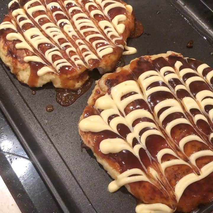 のインスタグラム：「早めから夜ご飯を作り始め、まだ明るいうちから食べ始めるのって、なんだか幸せだなあ。なぜ、関西人(夫)がお好み焼きを焼くと美味しそうに見えるんだろう。先日のレシピ本からホタルイカと空豆のアンチョビ炒め。信濃屋さんの鶏ハムをたくさん載せたサラダを自家製醤油麹ドレッシングで。同じく信濃屋さんの鶏出汁でチキンボールとカブのスープ、カブの葉ときゅうりをごま油、塩昆布、鷹の爪で和えたシャキシャキ。あー、お腹いっぱい。またビールが空いていく…。 #うちごはん　#関西人 とお好み焼き　#お好み焼きは山芋たっぷりで軽く　#ホタルイカ大好き　#鶏ハム美味しすぎてまたすぐ食べたい　#自家製醤油麹　#内田恭子　#kyokouchida」