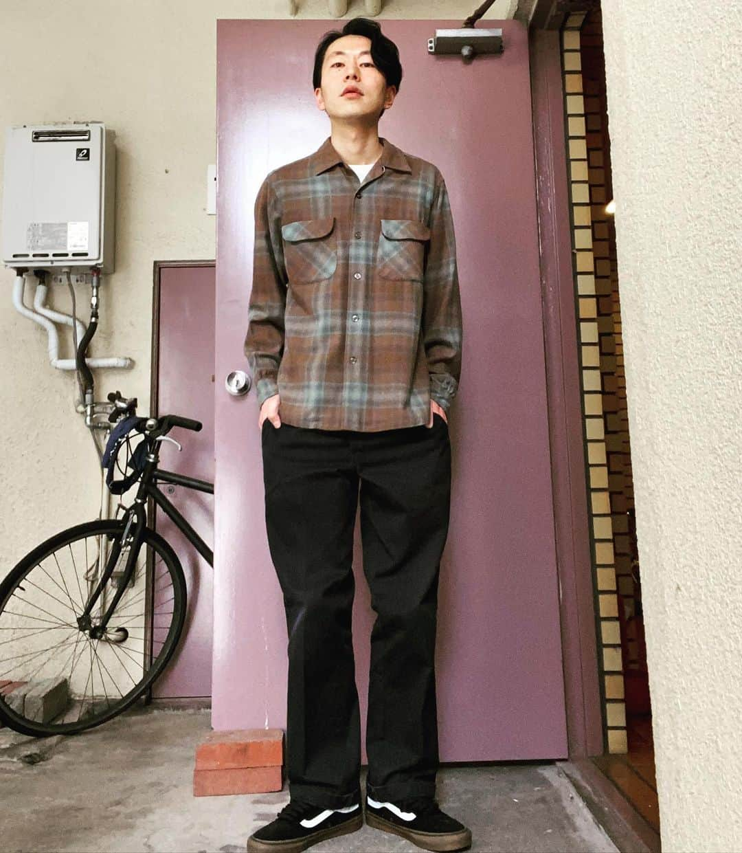 酒井孝太さんのインスタグラム写真 - (酒井孝太Instagram)「私服紹介していきます！ 上　古着 下　ディッキーズ 靴　バンズ  #ジソンシン」4月26日 18時50分 - sakaikota