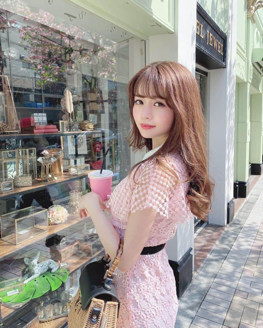 のインスタグラム：「お買い物へ行く時に ここぞとばかりに届いたばかりの 春服を着ました👗💕 . 今日はポカポカでしたね☀️ . dress @selectshop_lumignon  bag @primascherrer 🎀 . . インスタライブのリクエスト 沢山ありがとう💕 最近コメントやDMのお返事が遅くてごめんなさい🥺🙏 返しに行くので待っていて下さいね🌸 . . . (もちろんお写真を撮る一瞬以外ずっとマスク着用してます⚠︎) . . . . #レースワンピース#カゴバッグ#lumignon#primascherrer#セレクトショップ#インポートセレクトショップ#韓国ファッション#海外ファッション#ドレス#セルフポートレート」