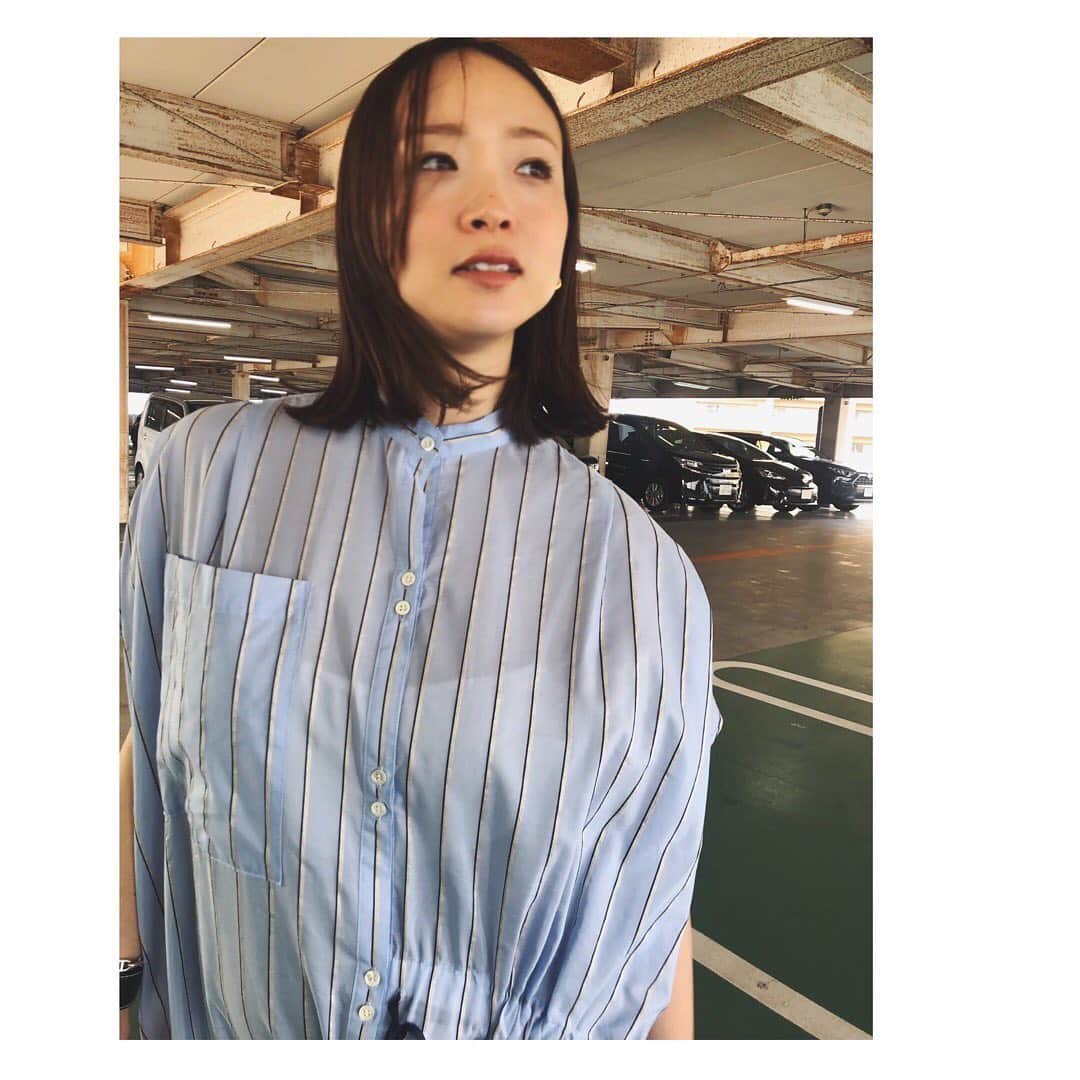 野尻美穂のインスタグラム：「かわいいワンピースを買ったから着たくて着たけど泣ける程に風が強い。（正確には爆笑する程） Ritoの洋服はシャツも持ってるんだけど、さりげなくデザインがあり、ストライプの色使いや素材が好きなんです。このワンピももっとあったかくなったら袖をノースリ仕様にして着る☺️ お水やお茶が無くなり目標だけを目掛けて今日は車でスーパー。 そして新しいコスメをゲットした私は、次の土日にまたスッピンライブを計画してますすすす。 #Rito #パンツとキャミは #mihonano #togapulla #ネットショッピングが止まらない」