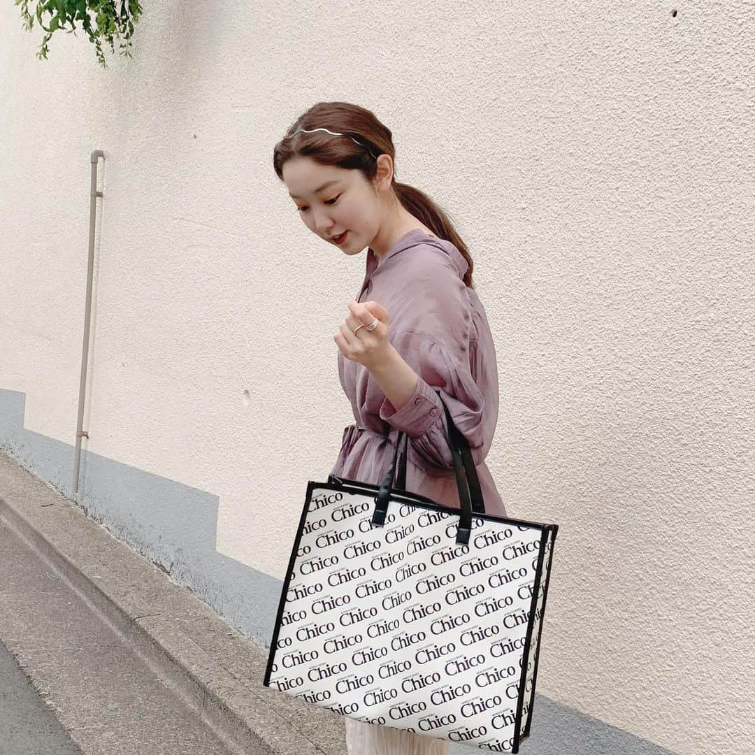 mina hinokuchiのインスタグラム：「. 最近外に出かける用事は、ほぼスーパーだけなので、大きめのカバンを持ってエコバックかわりに🌱 . この日は来週からパルクローゼットで先行スタートする限定ショッパーを☀︎ フェイクレザーの生地でしっかりしてて、すごく使いやすい！！ お楽しみに♪♪ . . #whoswhochico #salonbychico #チコ　#フーズフーチコ」