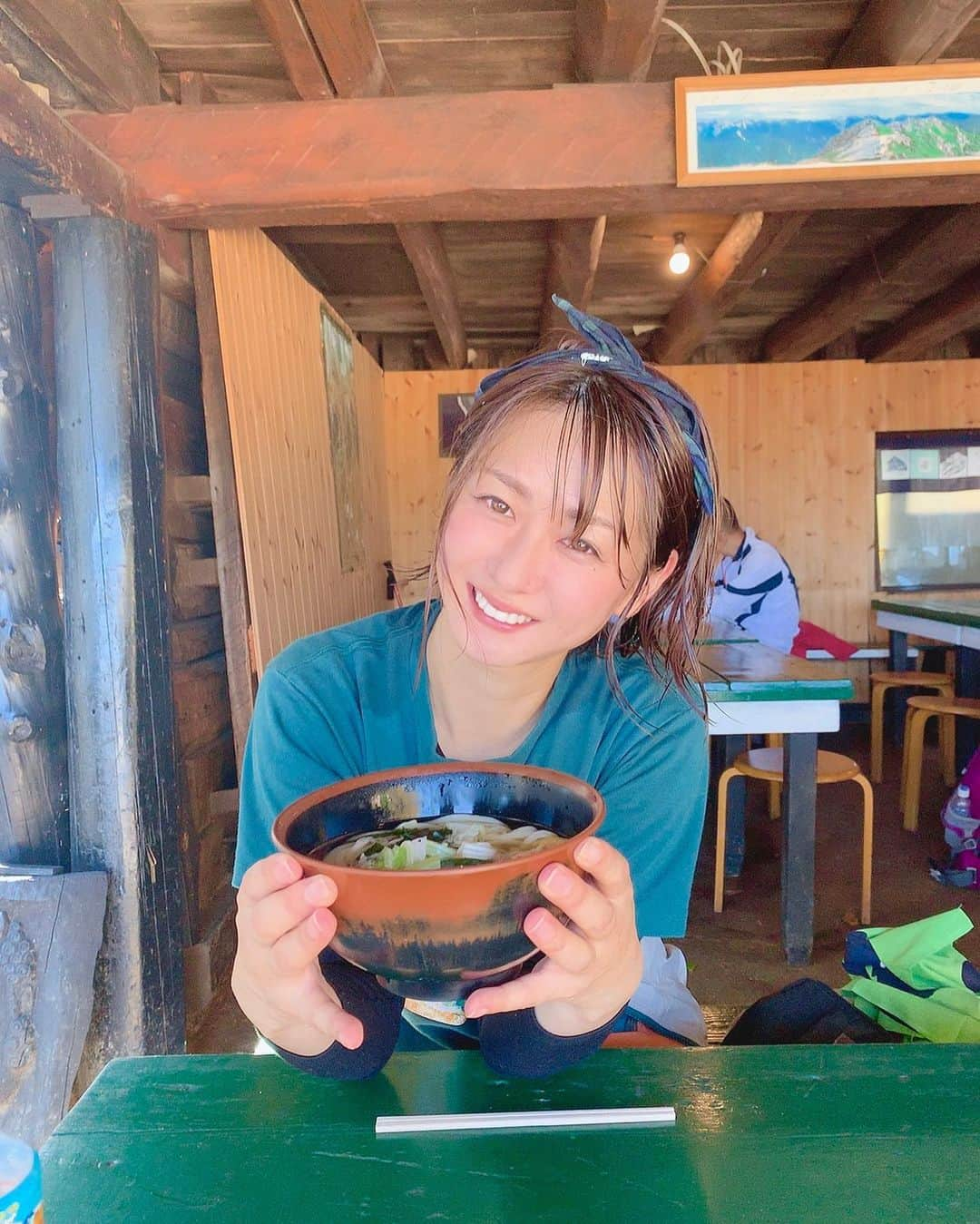 中村葵のインスタグラム：「＊ 合戦小屋の山菜うどん🍀 ・ パワーチャージ✊ ＊ ＊ 2019.10.5 ＊ #合戦小屋　#スイカ　#そば #燕岳 #日本三大急登 #中房温泉 #中房温泉登山口 #登山口 #登山スタート #登山 #山登り大好き #山登り #山登り好きな人と繋がりたい #山登り女子 #登山女子 #自然 #自然が好き #秋山 #秋山登山 #北アルプス　#リポーター　#タレント　#中村葵　#japan #japanesemountain #nagano #tsubakuro」