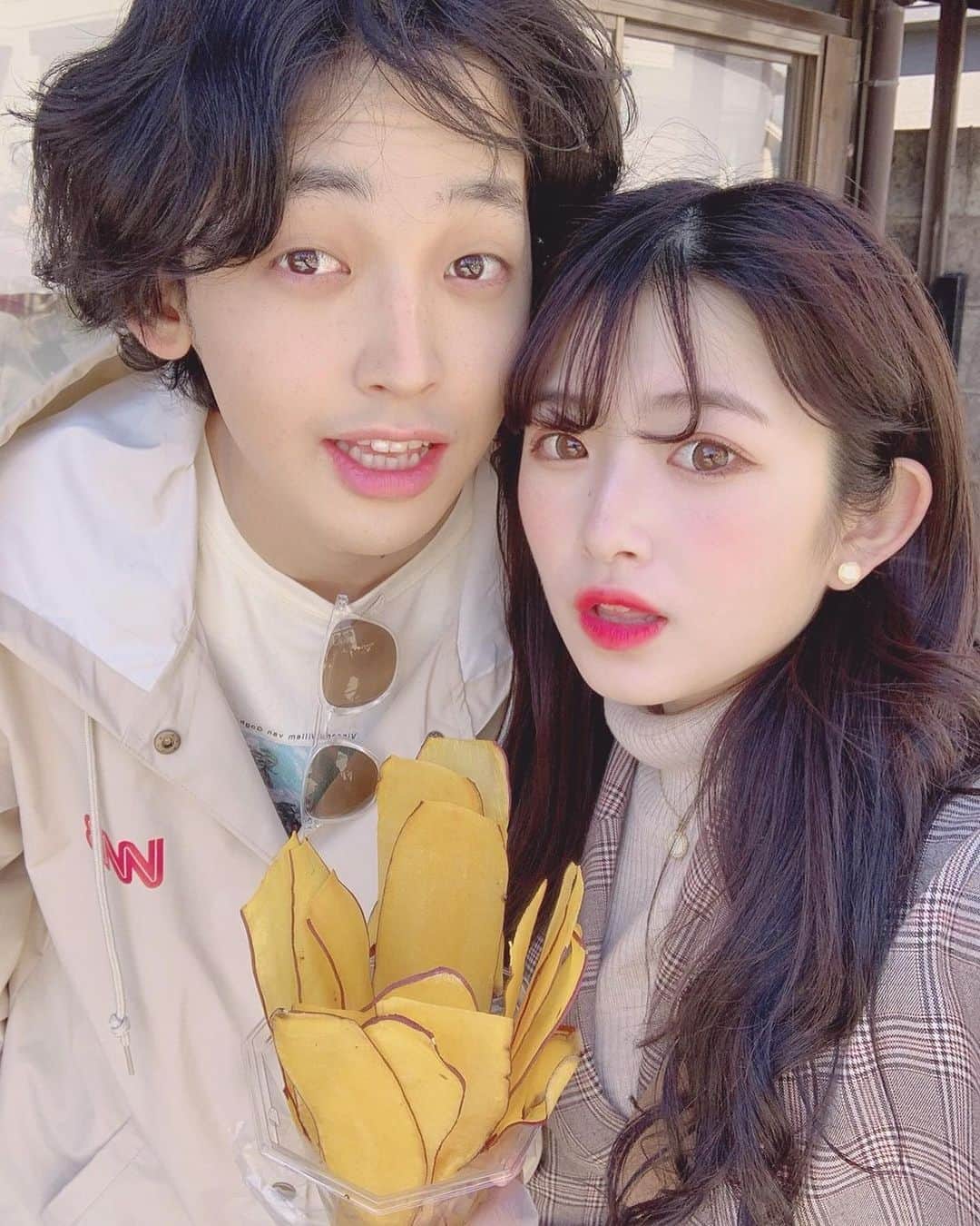 青木菜花のインスタグラム：「.﻿ .﻿ 投稿全然出来てなくてごめんなさい！！😿﻿ ﻿ 投稿する写真がなかなかなくて前の携帯から﻿ 探してたら前にかじくんと川越に行ったときに写真見つけたから載せちゃおーっと！😘﻿ ﻿ 2枚目鳩が飛んできて2人ともびっくりしてる笑笑﻿ タイミング良すぎ😂😂﻿ ﻿ 楽しかったなあ﻿ ﻿ 早くお出かけできるようになりますように！﻿ GWも近づいてきているけど少しでも早く今の状況から良くなるよう、まずは今できること外出自粛しっかり守ってみんなで頑張りましょう！﻿ ﻿ 頑張ろうね！！！（＾_＾）﻿ .﻿ .﻿ #なのかじ #川越 #川越食べ歩き #コロナに負けるな #お団子 #さつまいもチップス #instagood #過去pic #instalike #l4l」