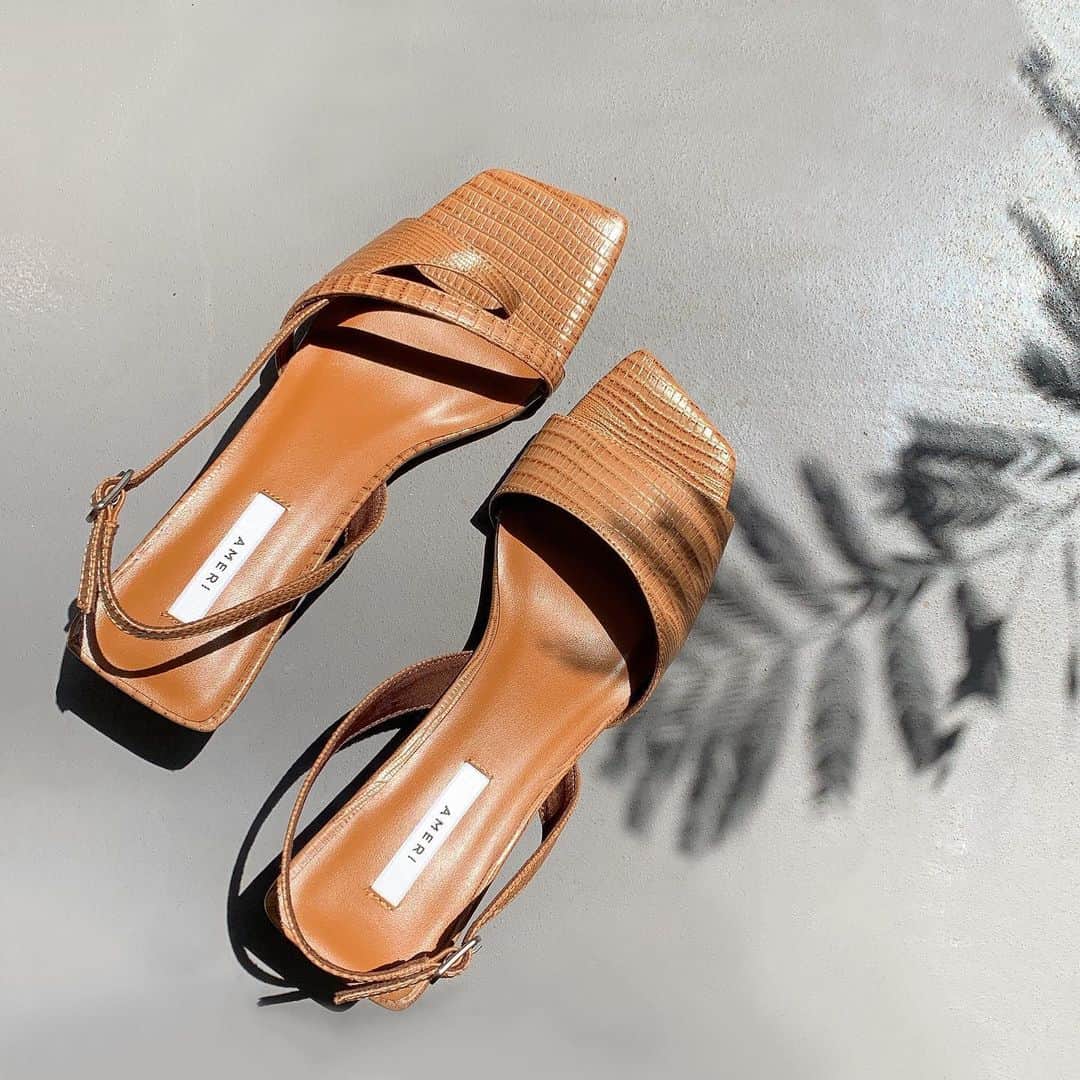Sayakaのインスタグラム：「* アシンメトリーなデザインに一目惚れしたサンダル👡💕 早く履いてお出かけしたいけど、 今はベランダで気分だけ楽しもう☺️🌿✨ . . #fashion #fashionitem #shoes #shoestagram #shoeslover #sandals  #amerivintage」