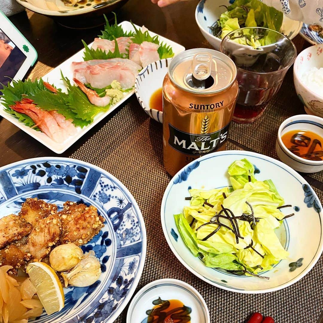 荻原和歌のインスタグラム：「ごはんタイム。 鯛と甘エビ、春キャベツと塩昆布、野菜餃子、唐揚げ。野菜スティック。 日本酒きらしたー。 （冷蔵庫の片付け期に入っております。） #ばんごはん  #こどものいる暮らし  #おこもり  #japanesefood」