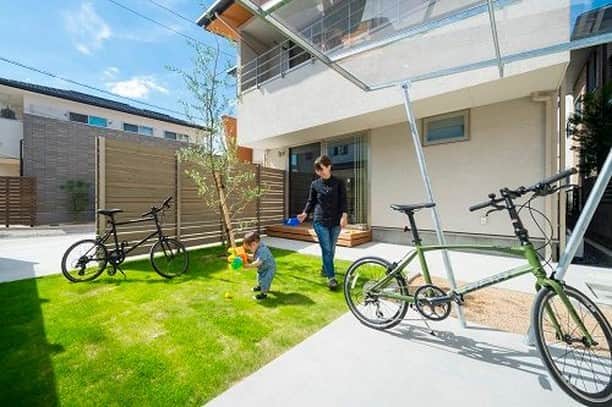 コラボハウス一級建築士事務所さんのインスタグラム写真 - (コラボハウス一級建築士事務所Instagram)「.⠀⠀ 一部だけでも板塀をつければ、お庭遊びも⠀⠀ 周囲を気にすることなく遊べます。⠀⠀ .⠀⠀ サイクルポートはオリジナル。⠀⠀ 自転車を置くのが楽しみになるスタイリッシュさです。⠀⠀ .⠀⠀ 他にも沢山のお家を⠀⠀ ホームページの施工例でご紹介しています。⠀⠀ @collabo_house　からご覧ください。⠀⠀ #外観 #ファサード #サイクルポート #自転車 #芝生 #お外遊び #板塀 #シンボルツリー #外構 #子どもと暮らす #yoshidalandscape #自分らしい暮らし #デザイナーズ住宅 #注文住宅新築 #設計士と直接話せる #設計士とつくる家 #コラボハウス #インテリア #愛媛 #香川 #新築 #注文住宅 #マイホーム」4月26日 19時00分 - collabo_house