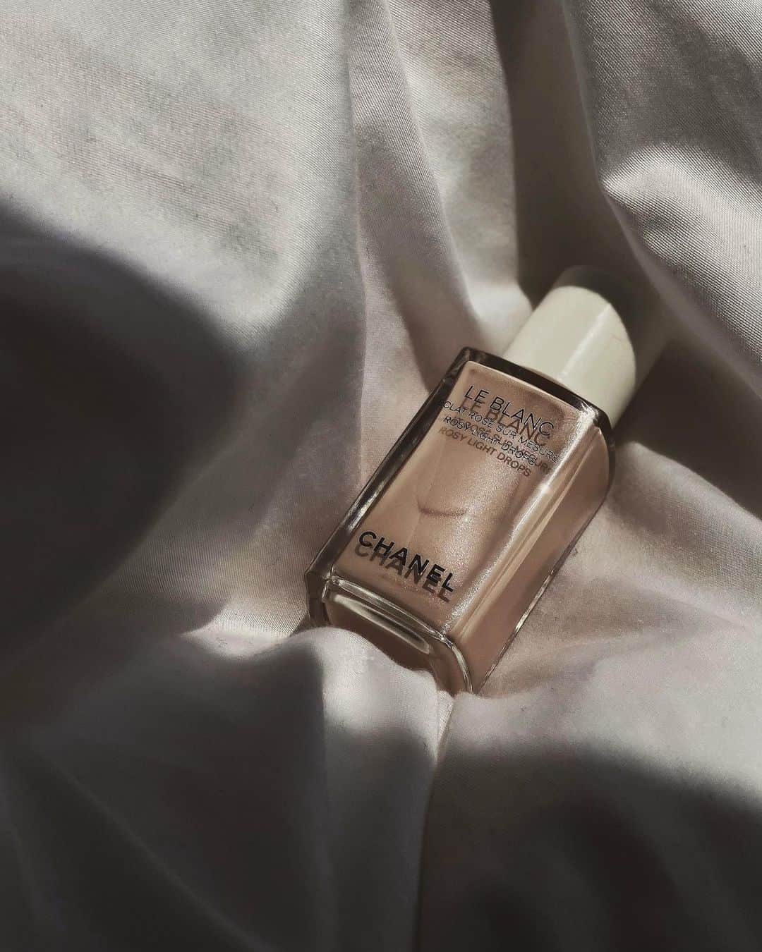 JUNNAのインスタグラム：「YouTube更新！  最近の艶肌メイク必需品😌  その日の気分で使いわけている信頼のハイライトたち  @chanel.beauty ●ル ブラン ロージー ドロップス 指でトントン付けるだけでスッと馴染んでキラキラ のリクィッド ハイライター✨ 極小パールがつくりだす品のいい艶 ・ ・ ● ボーム エサンシェル スティックタイプだけど いつも指でトントン塗っています。 しっとり濡感のある艶肌作りに これはもはやお守り的存在 最後にちょっと足すだけで安心する ・ ・ @narsissist ●ブラッシュ4078 ヘルシーな血色チークがデイリーメイクに浮かず程よい NARSのチークは本当にしっとり肌馴染みのいい艶感が好きで集めてる ・ ・ ●ティンティッドグローブースター これに出会ってからベースはずっとこれを愛用中。 日焼け止めの後に塗って艶ベース完成。 肌が明るく元気になる一品  @simplisse_official ● UVモイスチャライザー 肌にのせた瞬間にみずみずしくうるおいに 包み込みまれる感じが最高。 超微粒子パールがくすみをカバーしてくれる💪 既に3本目  YouTubeでは ふんわり前髪の作り方を公開しました✌️ インスタトップページよりご覧いただけます🙏 前髪のスタイリングにお悩みの方は是非...😉 #YouTube」
