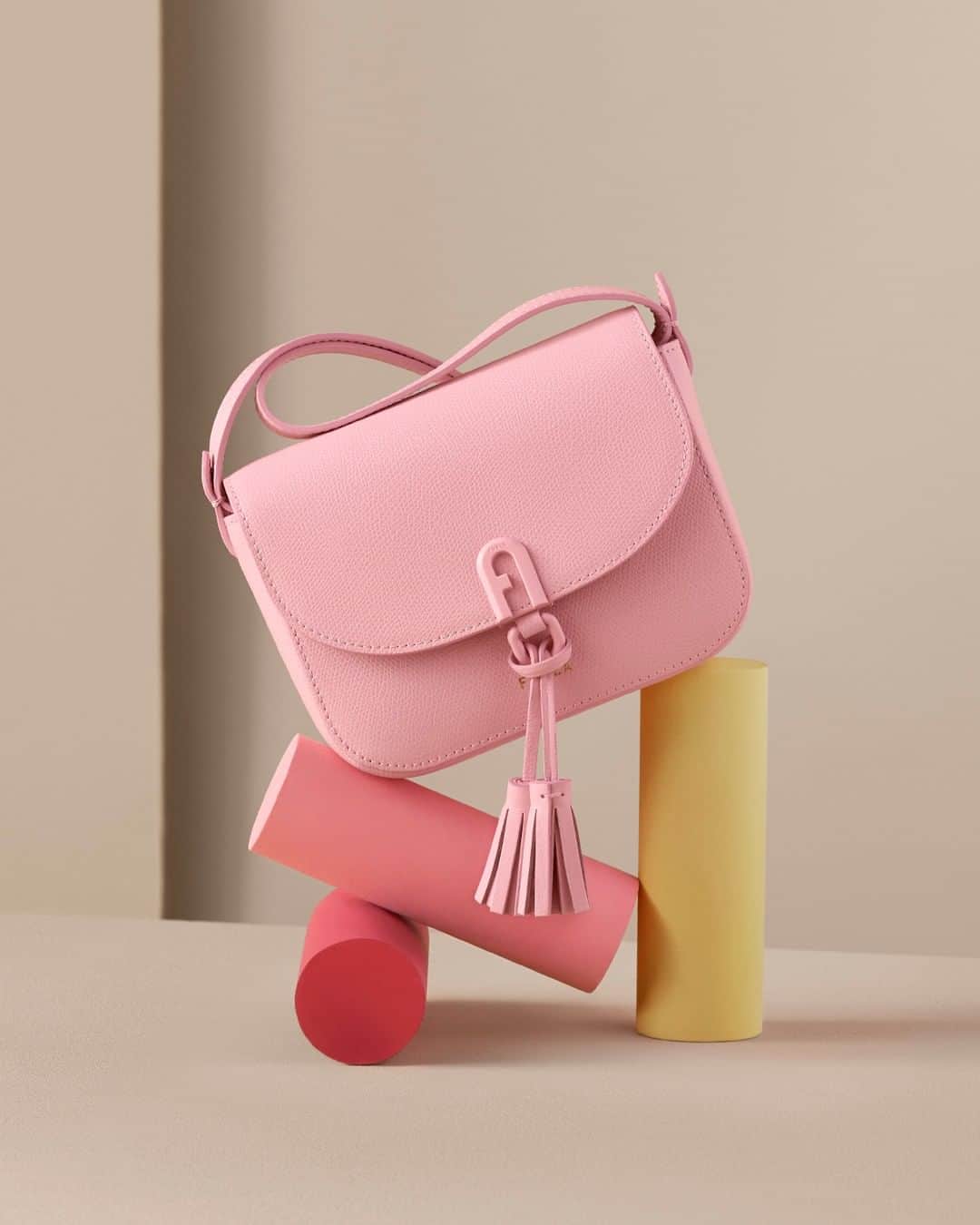 フルラのインスタグラム：「Pastel collection. Spring is chic with this Furla 1927 Mini Crossbody.  #thefurlasociety #furlafeeling #newcollection #furla #accessories #fashion」