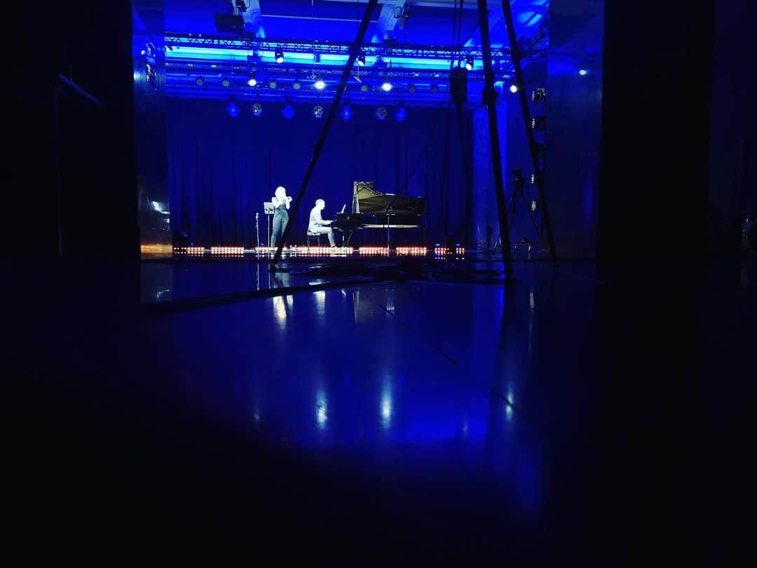 ティーネ・ティング・ヘルセットのインスタグラム：「Yesterday evening I had the pleasure of playing with @gunnarflagstad at Nordic Wind Festival! It’s great to be able to play for people, even though we can’t be in the same room.... You can watch the concert on YouTube. Link in bio: Gunnar and I play from 4:10:20. #windbandsunite #allesbakkerkorps #nordicwindfestival @nmfkorps」