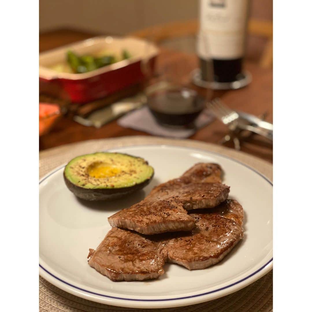 新井麻希のインスタグラム：「* 鉄板焼き屋さんに行くと、野菜や魚介類など色々美味しいものを食べてからのステーキで、いつも50gぐらいしか食べられずほんとに悔しい気持ちになっていたのですが、家ならば最初から重ため赤ワインとステーキでフルスロットルでイケる！と思って勇んだものの、2枚目の途中で断念しました。明日サンドイッチにします。 * 夫の妹が赤ちゃんを産んで姪っ子ができて、その姪っ子からお祝い返しでお肉セレクションが届きましたので、宮崎牛のフィレ肉にしました🥩🐂 * 赤ワインは、頂き物のDry Creek Valleyのカベルネ。うまー(´Д` )🍷」