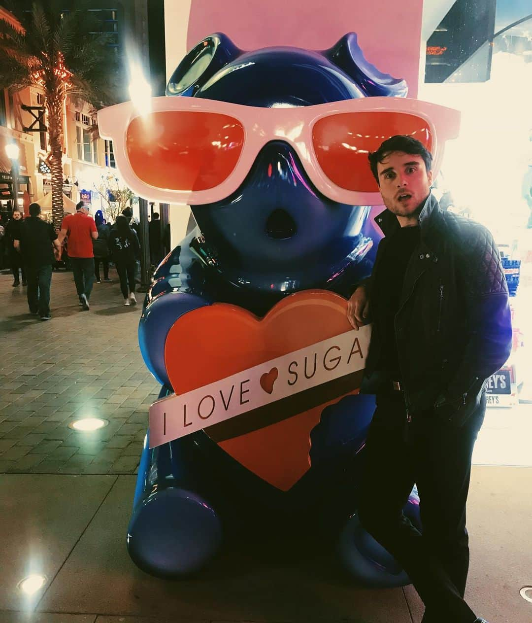 メガン・ジェット・マーティンさんのインスタグラム写真 - (メガン・ジェット・マーティンInstagram)「It’s @oli_higginson’s birthday today and he loves suga(r). And I love him. 🍭🍬#sugasugahowyougetsofly」4月26日 19時05分 - meaghanjette