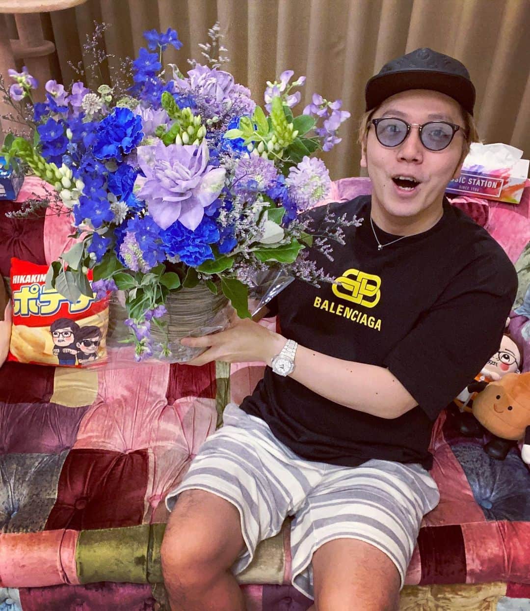 HIKAKINのインスタグラム：「BALENCIAGAさんから誕生日プレゼントでお花頂きました✨超綺麗でいい香り😭まるお&もふこは興味津々🐱‼️ #balenciaga #バレンシアガ」