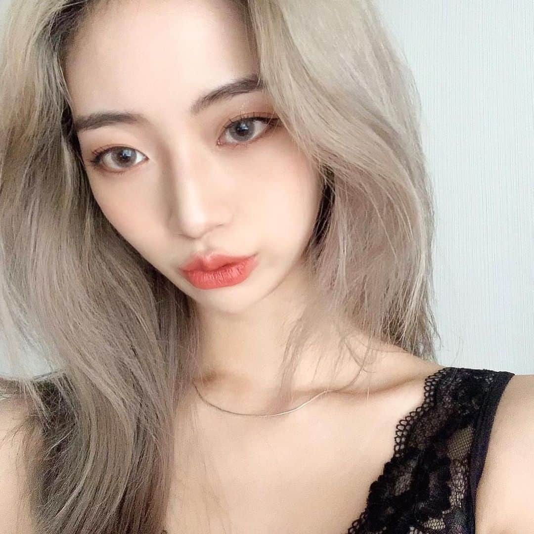 原涼香のインスタグラム：「#stayhome でhairの研究もしつつ makeをするのも気分を上げる一つの方法 ☾ juicyなorange makeに。 ㅤㅤㅤㅤㅤㅤㅤㅤㅤㅤㅤㅤㅤ 使ったアイテムは明日upします❣️」
