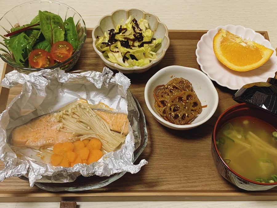七尾カンナのインスタグラム：「. . 最近のごはん . . 🍴鮭のホイル焼き 🍴えのきとおくらのお味噌汁 🍴れんこんのきんぴら 🍴ベビーリーフサラダ 🍴胡麻昆布きゃべつ 🍴オレンジ . 毎日暇すぎてにんじんの飾り切りまでしちゃいます笑 . 🍴海老炒飯 🍴卵スープ 🍴餃子 🍴オレンジ . 餃子の付けダレは酢醤油+ラー油派です🙋🏻‍♀️ . 最近ますます飯すたぐらむになってるカンすたぐらむです🤪 . 家でご飯食べてばっかで外食したい🤮 買い物したい🤮 友達に会いたい🤮 バスケしたい🤮 何といっても早くみんなとお仕事したい🤮 . . . . . #おうちごはん #おうち時間 #献立 #料理 #クッキングラム #鮭のホイル焼き #炒飯 #餃子 #自炊記録 #自炊女子 #自炊生活 #七尾めし #フォローミー」
