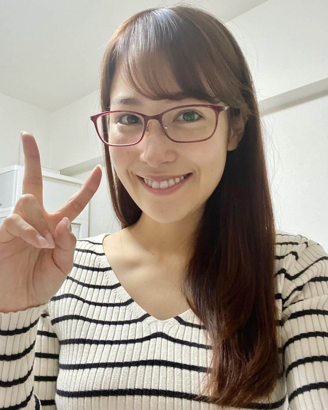 鷲見玲奈さんのインスタグラム写真 - (鷲見玲奈Instagram)「. メガネ見つかりました✨👓(再) . ちょっと前の写真だったからか、痩せた？という心配コメントをたくさん頂いてしまい、再投稿です🙇‍♀️ いいねとコメント下さった方、すみません💦 全部コメント読ませて頂きました！ . . 急いで撮ったので、化粧もしないままですが、悪あがきに逆光で撮りました。笑 (逆光の方が誤魔化せるのです) . 🍚もりもり食べているので大丈夫です✨🙆‍♀️ . . #眼鏡 #メガネ #eyewear  #glasses」4月26日 19時11分 - sumi__reina