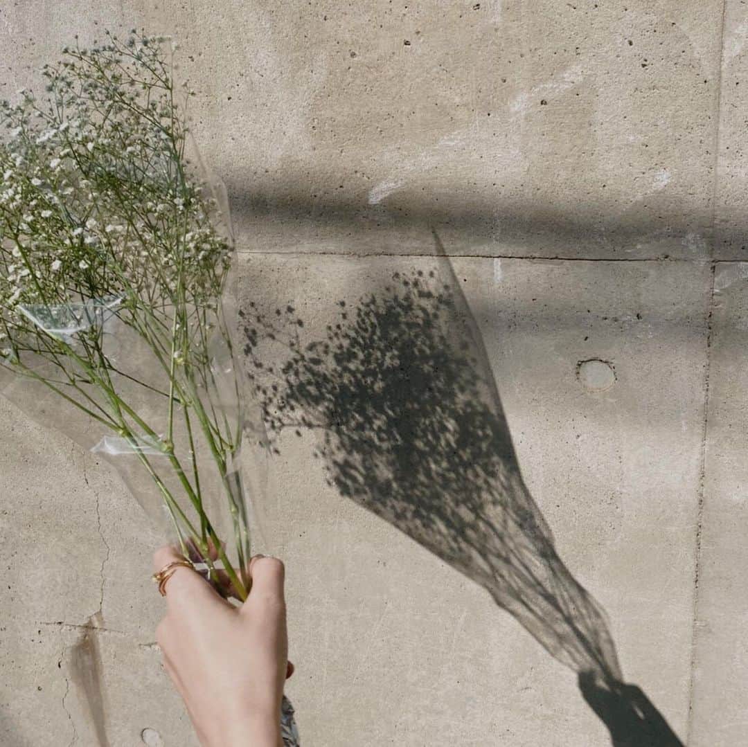 大見謝葉月さんのインスタグラム写真 - (大見謝葉月Instagram)「ちょっとだけ お花を買いにおさんぽ💐🤍 #stayhome #flower」4月26日 19時11分 - h_a_z_k_i