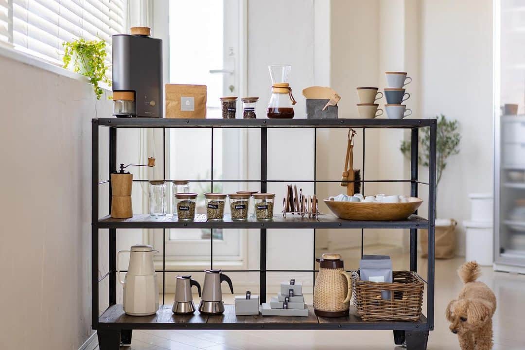 cafe_no_maのインスタグラム：「Our coffee station☕️ . 今年のGWは 腰をすえて模様替え。  ああでもないこうでもないといろいろ試したり 整理するには絶好の機会。  お家にいる時間が長くなったからこそ もっと心地よく自分の好きな空間になるように。」
