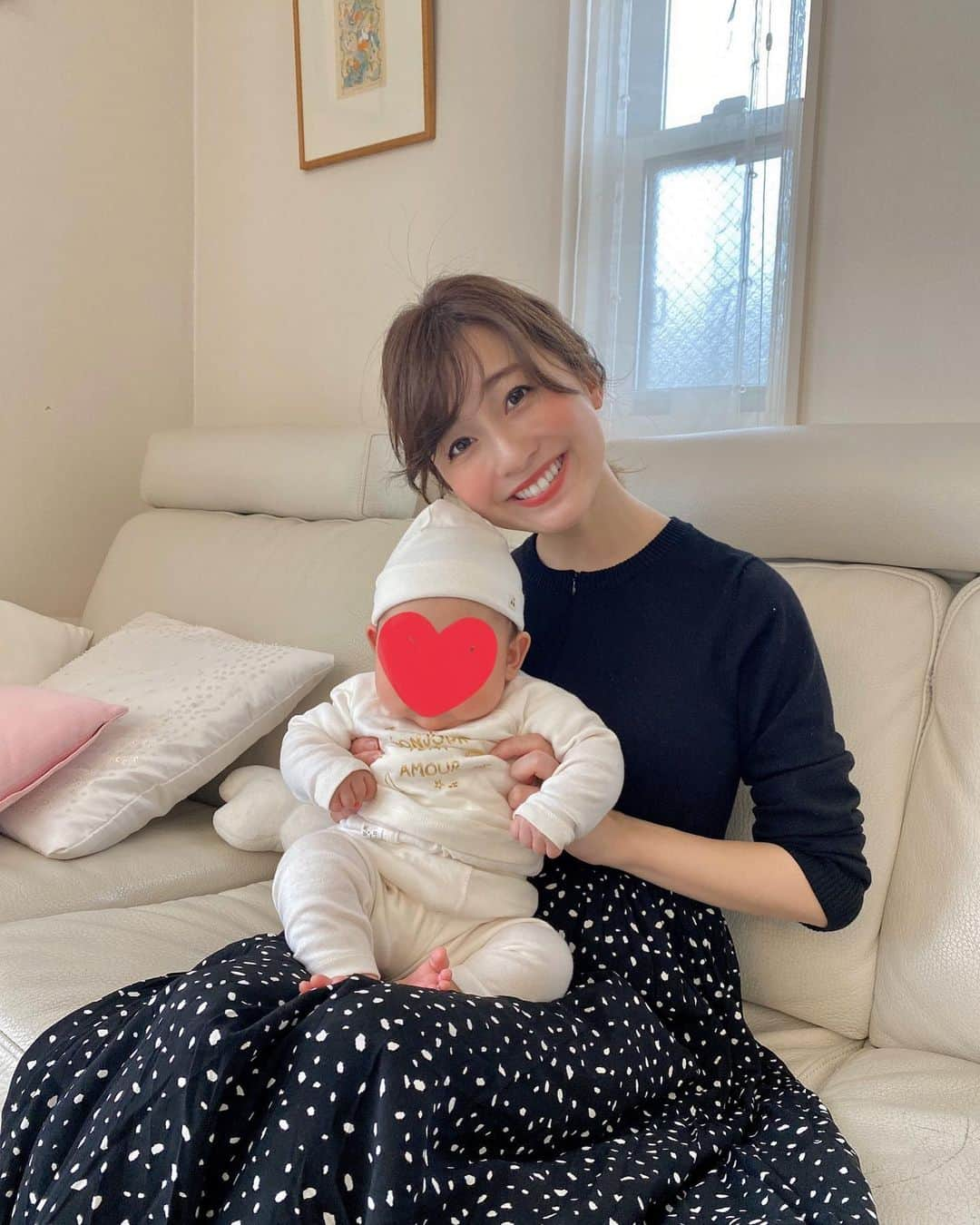 水野佐彩さんのインスタグラム写真 - (水野佐彩Instagram)「・ いつかのわたしたち👩‍👧❤️ お祝いでいただいた 娘のボンポワン👶🏻🍒 きゅーとすぎる🥺❤️❤️❤️ 私のお洋服はchocoaの授乳ワンピ🤱🏼 #bonpoint #ボンポワン #chocoa #sサイズコーデ #153cmコーデ #おちびコーデ #ママコーデ #新米ママ #ママライフ #令和2年ベビー #2020年ベビー #女の子ママ #授乳ワンピ #授乳ワンピース #今日のわたしたち」4月26日 19時12分 - saaya_mizuno