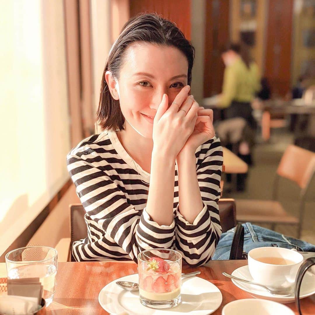 前田紀至子のインスタグラム：「他愛も無いお喋りをしながら、お友達と夕陽に見惚れるなんてことが、今となってはどんなに尊いことだったかを知った4月。  こんなに無邪気に笑っていた頃がもうずっと昔に思えるけれど、まだほんの1ヶ月と少ししか経っていないと思うと、ああ何だか随分遠くに来てしまった…という気持ちになってしまうのは否めない。  贔屓のホテル、カフェに腰を据えて、ケーキを選んでお茶を選んで、能天気な会話に笑い声を上げて、もう一杯いかが？なんておどけてみたりして。  少しでも早くあの日々を取り戻せますようにと願いを込めつつ、今現在も写真で着けているプラチナのジュエリーは肌身離さず着けています。 不意に指を見た時になんだか元気が出るから、買って良かったぁとしみじみ。  さぁ、明日からも頑張ろう。 またこんな風に笑えるように、笑い方を忘れてしまわないように。家でもちゃんと口角を上げて過ごしておきたいな。 #プラチナ#プラチナジュエリー#一生モノ」