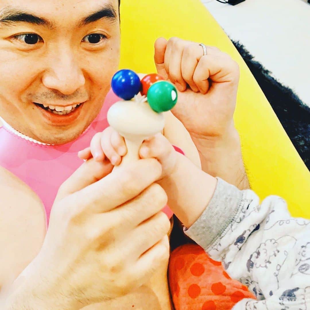 斎藤司のインスタグラム：「バブー👶 私事ですが 第二子を授かったよ🚼 先行き怖い時代だけどパパ頑張るよ みなさんシースルーバングありが頭皮👽 結果流行乗っかってたぜ #自主規制笑 @shanpi_na」