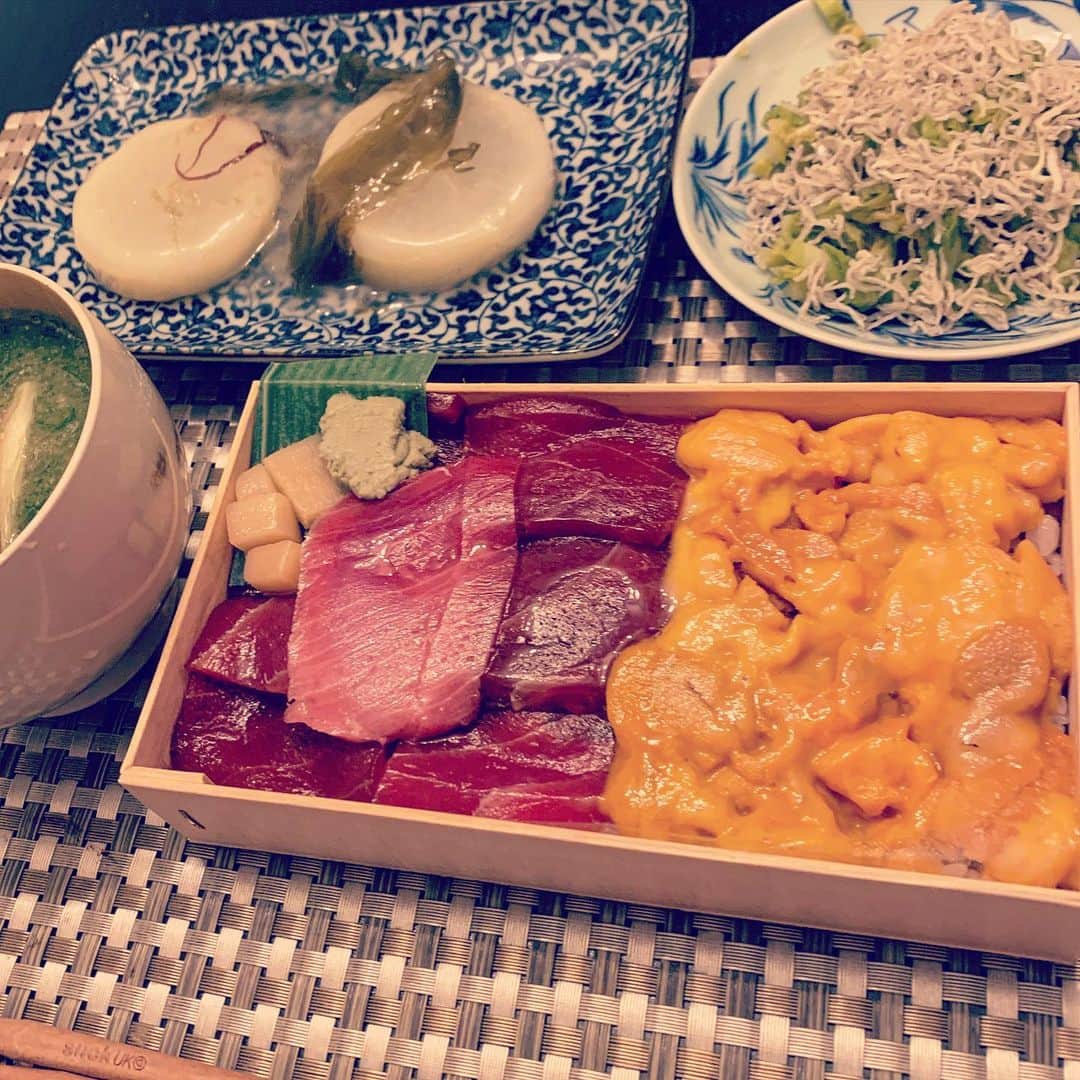 SATOKOさんのインスタグラム写真 - (SATOKOInstagram)「本日の #にしち 限定弁当はウニマグロ丼ということで、アオサの味噌汁を作り大根炊いてキャベツのぬか漬けとジャコの和え物作って、おうちで贅沢♡兎に角弁当が神✨ #テイクアウトグルメ」4月26日 19時14分 - fc_satoko