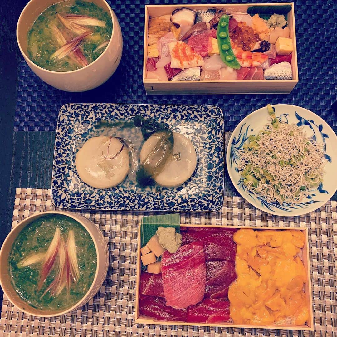 SATOKOさんのインスタグラム写真 - (SATOKOInstagram)「本日の #にしち 限定弁当はウニマグロ丼ということで、アオサの味噌汁を作り大根炊いてキャベツのぬか漬けとジャコの和え物作って、おうちで贅沢♡兎に角弁当が神✨ #テイクアウトグルメ」4月26日 19時14分 - fc_satoko
