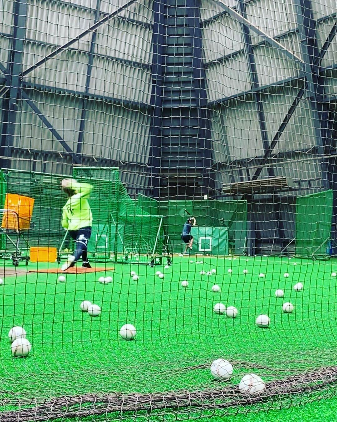 金子千尋さんのインスタグラム写真 - (金子千尋Instagram)「久しぶりにバッティングピッチャーしました⚾️ ． #淺間大基 #杉谷拳士 #鶴岡慎也 選手兼コーチ #鶴岡慎也 コーチ兼選手 ． #動画は #スギタニコブシシ に #不意にチェンジアップを投げ #見逃したのち #次のストレートでめちゃめちゃ #詰まらせてやりました（・𓂏・）」4月26日 19時15分 - kanekochihiro_official