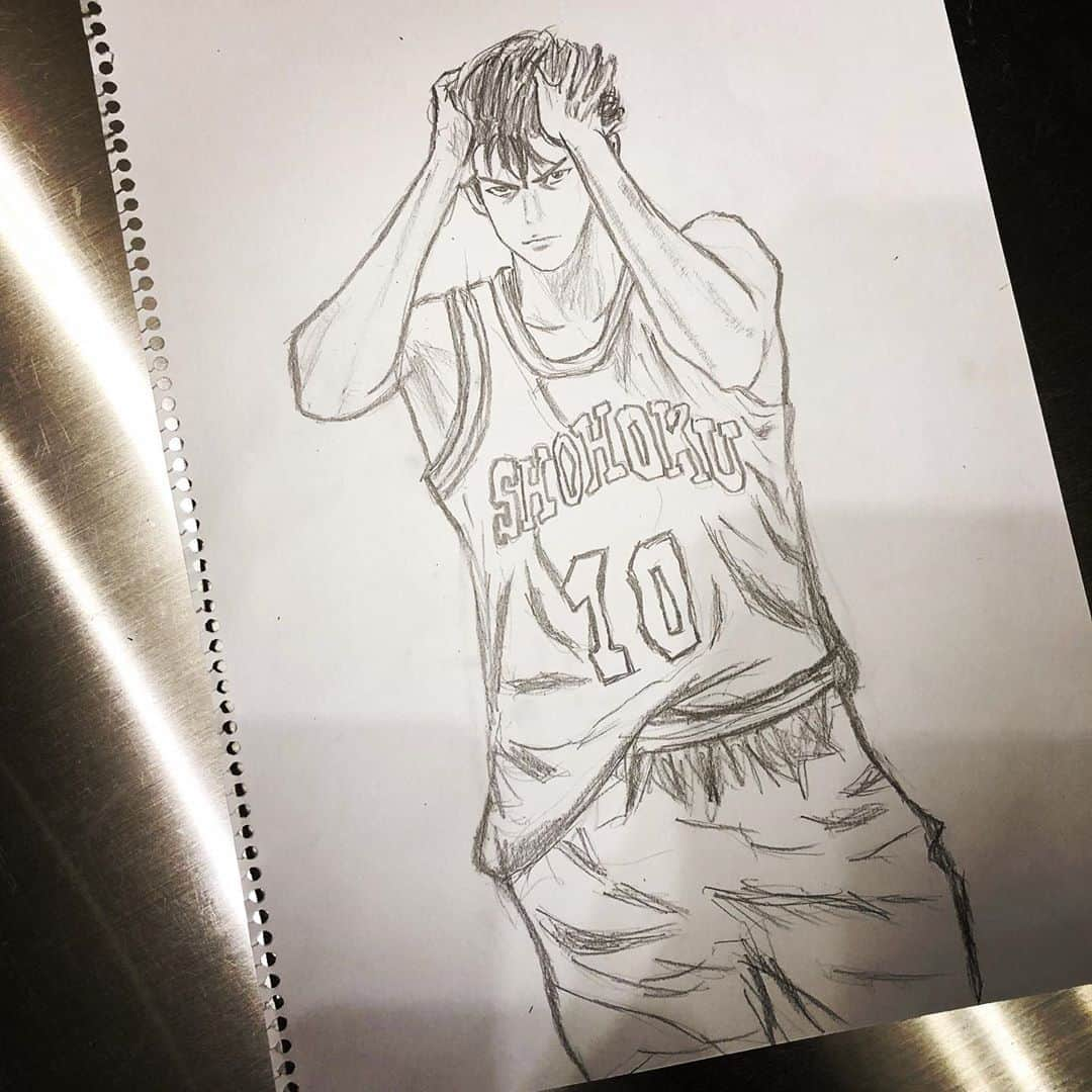 AYUMIさんのインスタグラム写真 - (AYUMIInstagram)「お家時間 ・ 今回はスラムダンク みんな 描きました ・ ・ スワイプ→→は後からしてや ・ さぁ 誰が どのキャラを描いたでしょうか？ ・ ・ 考えて 考えて 考えて ・ ・ ・ さぁ 考えて ・ ・ ・ ほな いくで〜 ・ それでは スワイプ→→して見て ・ ・ ・ スラムダンク ・ ①桜木花道 中2息子 作 ・ ②三井寿 小4娘 作 ・ ③流川楓 ワシや ・ ④安西先生 娘 作 ・ ・ 今回は娘に 薄く鉛筆で影をつけた後 指でぼかすと もっとリアルな感じの影がつけれるよ と アドバイスしたら ・ 三井寿の ワキな ワキ ワキ 脇 が マジ リアル ・ もはや モザイク レベルまで やってくれたな ・ 笑 ・ ・ おパパ🐴作は 以前ストーリーに載せて どエライ反響が来た(斬新過ぎて)ので もう一回だけ もう一回だけやで ・ ストーリーに載せるわ おパパ🐴作 鬼滅の刃  竈門炭治郎 どうぞ ・ 笑 ・ ・ で 誰が1番？ それが 大事 ・ 分かってるよね？ 誰が1番上手いか ・ なぁ ・ 前回も あんなに ワシ アピールしたのに 娘が上手いとか言う コメント ・ なぁ ・ ワシやろ？ ・ なぁーーーー ・ 笑 ・ 大人げない人 No.1 ・ ・ 笑 ・ #鉛筆#鉛筆画#鉛筆デッサン#スラムダンク#三井寿#桜木花道#流川楓#安西先生」4月26日 19時18分 - suzuchan1206