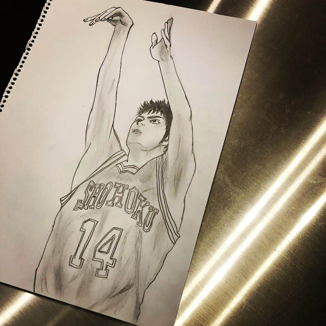 AYUMIさんのインスタグラム写真 - (AYUMIInstagram)「お家時間 ・ 今回はスラムダンク みんな 描きました ・ ・ スワイプ→→は後からしてや ・ さぁ 誰が どのキャラを描いたでしょうか？ ・ ・ 考えて 考えて 考えて ・ ・ ・ さぁ 考えて ・ ・ ・ ほな いくで〜 ・ それでは スワイプ→→して見て ・ ・ ・ スラムダンク ・ ①桜木花道 中2息子 作 ・ ②三井寿 小4娘 作 ・ ③流川楓 ワシや ・ ④安西先生 娘 作 ・ ・ 今回は娘に 薄く鉛筆で影をつけた後 指でぼかすと もっとリアルな感じの影がつけれるよ と アドバイスしたら ・ 三井寿の ワキな ワキ ワキ 脇 が マジ リアル ・ もはや モザイク レベルまで やってくれたな ・ 笑 ・ ・ おパパ🐴作は 以前ストーリーに載せて どエライ反響が来た(斬新過ぎて)ので もう一回だけ もう一回だけやで ・ ストーリーに載せるわ おパパ🐴作 鬼滅の刃  竈門炭治郎 どうぞ ・ 笑 ・ ・ で 誰が1番？ それが 大事 ・ 分かってるよね？ 誰が1番上手いか ・ なぁ ・ 前回も あんなに ワシ アピールしたのに 娘が上手いとか言う コメント ・ なぁ ・ ワシやろ？ ・ なぁーーーー ・ 笑 ・ 大人げない人 No.1 ・ ・ 笑 ・ #鉛筆#鉛筆画#鉛筆デッサン#スラムダンク#三井寿#桜木花道#流川楓#安西先生」4月26日 19時18分 - suzuchan1206