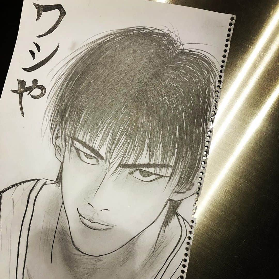 AYUMIさんのインスタグラム写真 - (AYUMIInstagram)「お家時間 ・ 今回はスラムダンク みんな 描きました ・ ・ スワイプ→→は後からしてや ・ さぁ 誰が どのキャラを描いたでしょうか？ ・ ・ 考えて 考えて 考えて ・ ・ ・ さぁ 考えて ・ ・ ・ ほな いくで〜 ・ それでは スワイプ→→して見て ・ ・ ・ スラムダンク ・ ①桜木花道 中2息子 作 ・ ②三井寿 小4娘 作 ・ ③流川楓 ワシや ・ ④安西先生 娘 作 ・ ・ 今回は娘に 薄く鉛筆で影をつけた後 指でぼかすと もっとリアルな感じの影がつけれるよ と アドバイスしたら ・ 三井寿の ワキな ワキ ワキ 脇 が マジ リアル ・ もはや モザイク レベルまで やってくれたな ・ 笑 ・ ・ おパパ🐴作は 以前ストーリーに載せて どエライ反響が来た(斬新過ぎて)ので もう一回だけ もう一回だけやで ・ ストーリーに載せるわ おパパ🐴作 鬼滅の刃  竈門炭治郎 どうぞ ・ 笑 ・ ・ で 誰が1番？ それが 大事 ・ 分かってるよね？ 誰が1番上手いか ・ なぁ ・ 前回も あんなに ワシ アピールしたのに 娘が上手いとか言う コメント ・ なぁ ・ ワシやろ？ ・ なぁーーーー ・ 笑 ・ 大人げない人 No.1 ・ ・ 笑 ・ #鉛筆#鉛筆画#鉛筆デッサン#スラムダンク#三井寿#桜木花道#流川楓#安西先生」4月26日 19時18分 - suzuchan1206