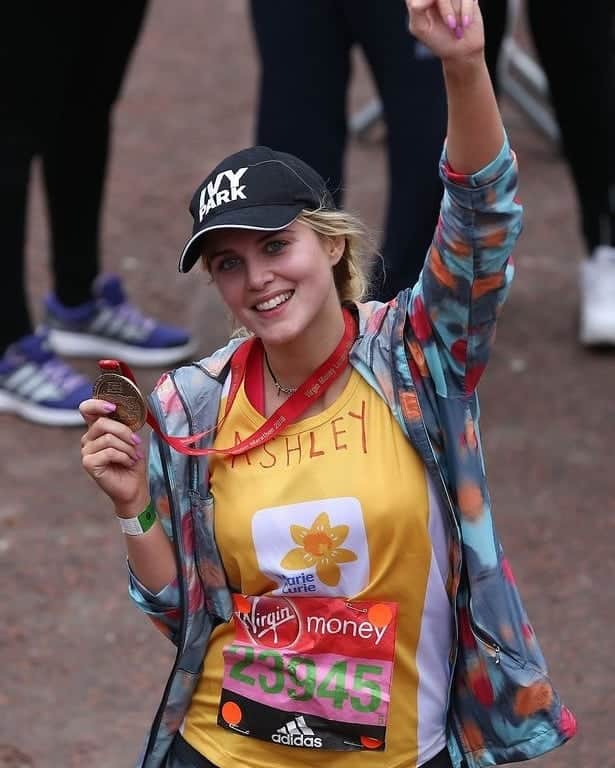 Ashley Jamesさんのインスタグラム写真 - (Ashley JamesInstagram)「If 2020 had gone to plan, I'd have just completed my third London Marathon for charity. 🙆🏼‍♀️🏅 If it had been like any of the other years, I'd probably be saying to my friends: "never ever let me sign up for a marathon ever again!". But I would.  There's something so special and rewarding about reaching the finish line knowing you've pushed yourself to the absolute limit to raise money for a charity close to your heart. A day you share with so many other people of all ages from all over the world.  2017 was absolutely horrific. I'd got back from a very boozy holiday to Coachella and Mexico the night before, and I was a bit jetlagged and hungover. In hindsight this is very stupid and probably dangerous, but I wanted to do it all and miss out on nothjng. Also, I was running for Cancer Research because a friend of mine had recently been diagnosed with terminal cancer and I wanted to do my bit to ensure no one else had to die from cancer. I literally dragged myself round that course, telling myself this was nothing compared to what other people had to go through. I did it. It's amazing what we can put our bodies through, and of course the amazing atmosphere always helps get us through too. I had to include the most sexist article ever written about me too. Imagine I was running a marathon in sportswear to raise money for Cancer Research, and the article focused on me risking 'camel toe carnage'. Risking. Not even having it. Just risking it, well because I guess I have a vagina and wore sportswear. LOL. ✌️ Anyway, I can't wait to be able to gather again in large groups to raise money for charities close to our hearts. Bring on the next London Marathon, because it means this will all be over.🤸🏼‍♀️✨#londonmarathon」4月26日 19時20分 - ashleylouisejames