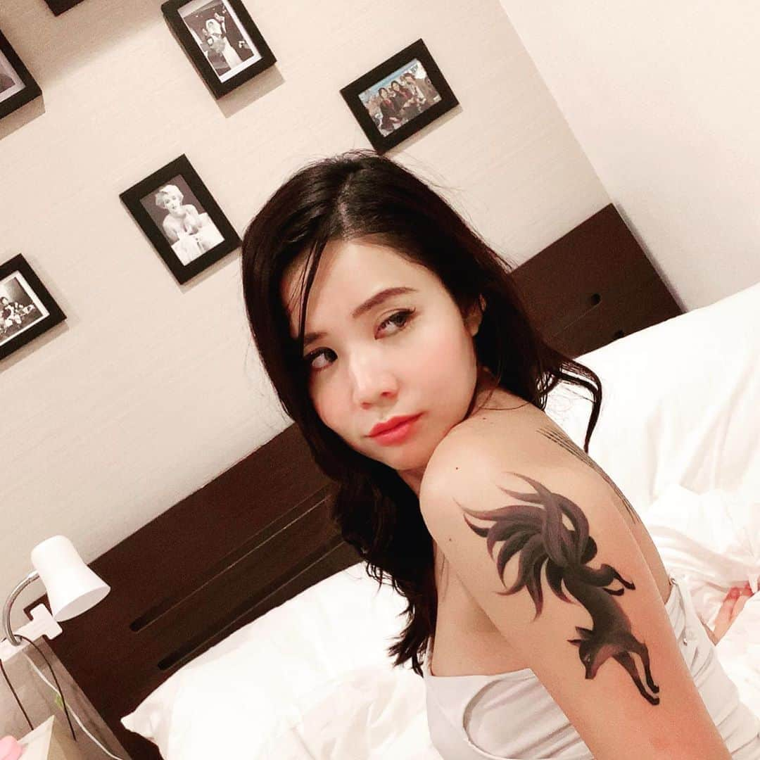 鈴木涼美さんのインスタグラム写真 - (鈴木涼美Instagram)「九尾狐 Nine tailed vixen. Tattooed by @eiji_tattoo  #九尾狐 #ninetailedfox #fox #tatoo #japanesetattoo #girlstattoo #vixen #ultravixen」4月26日 19時21分 - suzumisuzuki