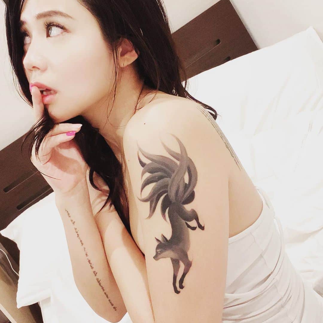 鈴木涼美さんのインスタグラム写真 - (鈴木涼美Instagram)「九尾狐 Nine tailed vixen. Tattooed by @eiji_tattoo  #九尾狐 #ninetailedfox #fox #tatoo #japanesetattoo #girlstattoo #vixen #ultravixen」4月26日 19時21分 - suzumisuzuki