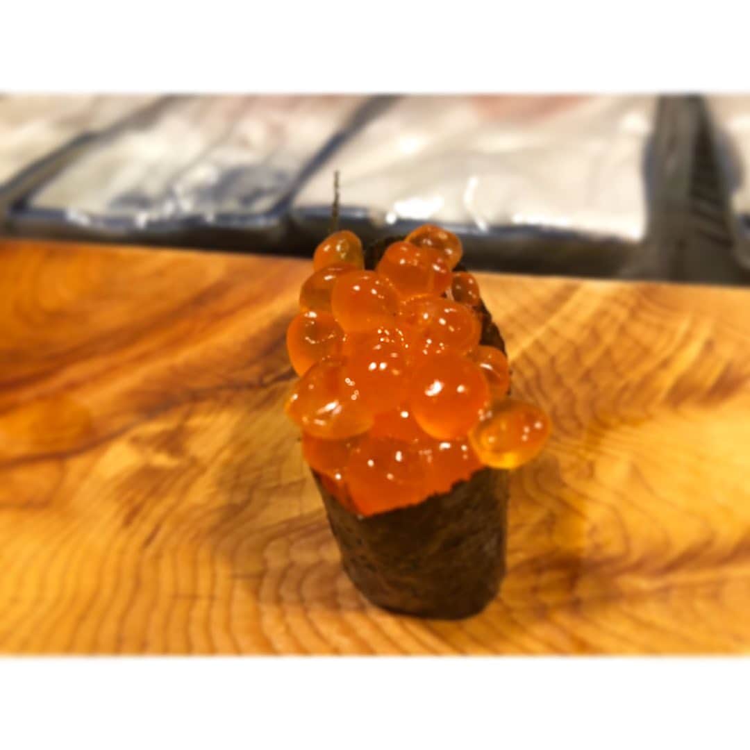 真下玲奈さんのインスタグラム写真 - (真下玲奈Instagram)「美味しいもの食べに行きたいね😋❤️ . いくら大好きなのです。 また行けるように頑張る！！！ . . #いくら#いくら大好き#君が好きだ#いくらが好き#外食したいけど我慢#真下玲奈#お腹すいた#ダイエット始めようかな#ikura#sushi#赤色ネイル#おうちで過ごそう#おうち時間#お寿司#おすし#お寿司#１人はさみしい」4月26日 19時21分 - r.mashitaaa.221