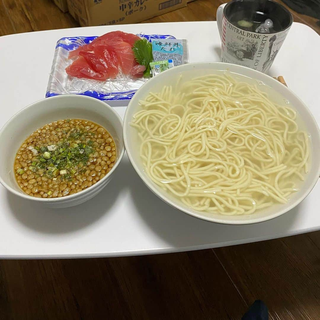 小田幸平さんのインスタグラム写真 - (小田幸平Instagram)「今日の晩ごはんは、プロ野球に入ってから23年間ぐらい通っている日本一美味しい釜揚げうどん戸隠❗️パパとママにもいつも優しくして頂いてます。宮崎に行ったら是非是非行って下さい。いただきま〜す。あと、スーパーで買った赤身マグロ❗️買い物は3日に1回。コロナ対策。#釜揚げうどん#戸隠そば#宮崎県#読売ジャイアンツ#中日ドラゴンズ#愛媛マンダリンパイレーツ#マグロ#うどん#はげch」4月26日 19時22分 - oda.kohei