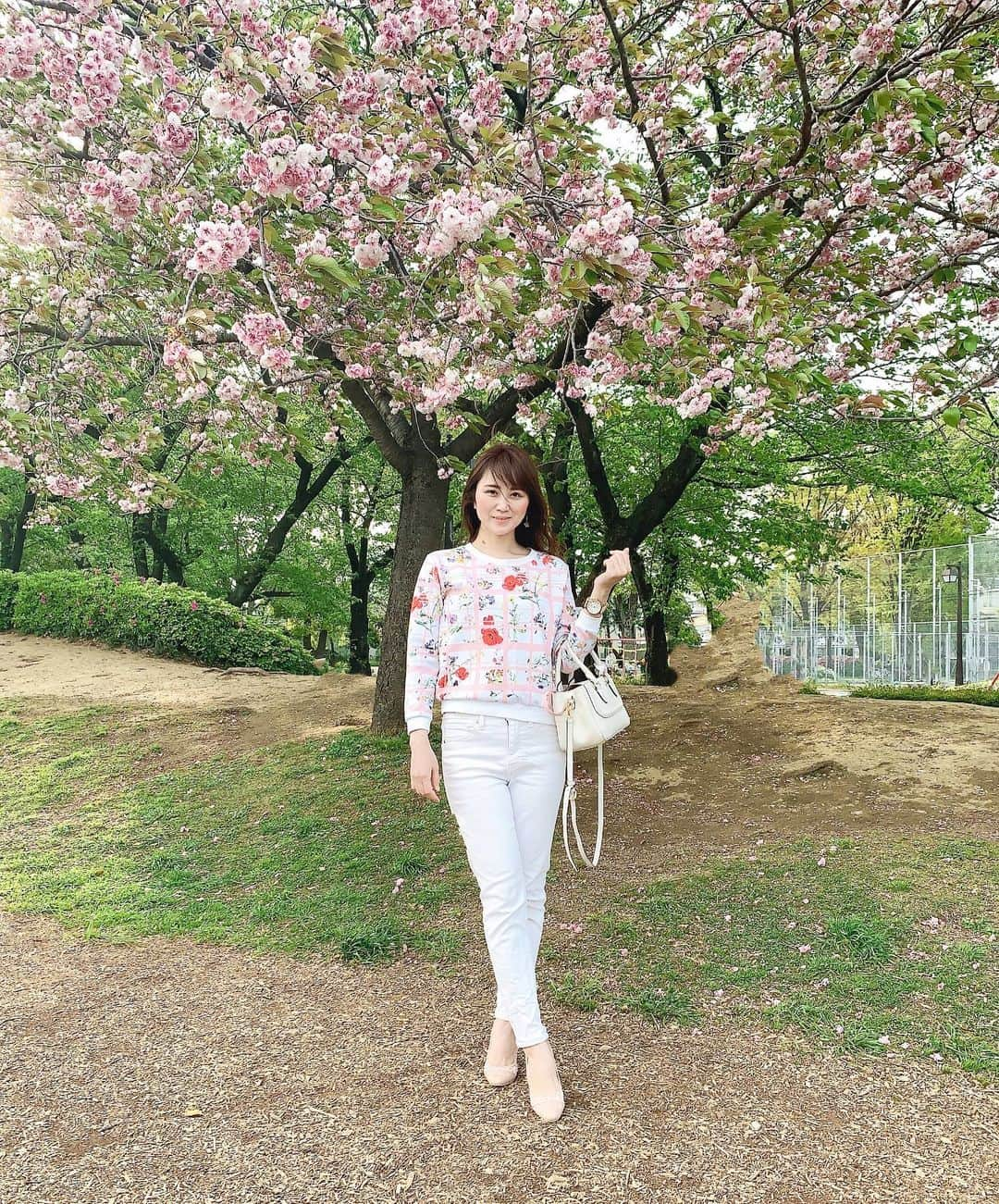 Miku Hirata 平田未来さんのインスタグラム写真 - (Miku Hirata 平田未来Instagram)「お天気が良かったですね💕  桜の時期は、タイミングがなく 写真撮れず🌸 お花があると嬉しい💐😊 #パンツスタイル は、 #ユニクロ (@uniqlo )で、 #ハイライズスキニーアンクルジーンズ 👖  去年のです👍  トップスは、#chesty (@chesty_official )でやっぱり前のです🌼  花柄のアイテムは、もうコレクションみたいに集めてます💕  自粛生活で、外出、外食もなく、子供の送り迎えもなく、 脚のむくみがあまりなくなってきて その点はちょっと快適です🐾  連休明けの、緊急事態宣言解除は、延期になりそうですが 引き続き、おうちで楽しめること、 お外のお散歩でたのしめることを 見つけたいです💐  ハイライズスキニーアンクルジーンズ　ユニクロ #ピンクコーデ #ユニクロ購入品 #ユニクロきれいめ部　#uniqloコーデ #ユニクロデニム族  #ユニジョ #ユニクロワイドパンツ  #チェスティ #チェスティコーデ #チェスティー #lobor #ローバー　#花柄トップス #花柄コーデ」4月26日 19時22分 - miku.hirata