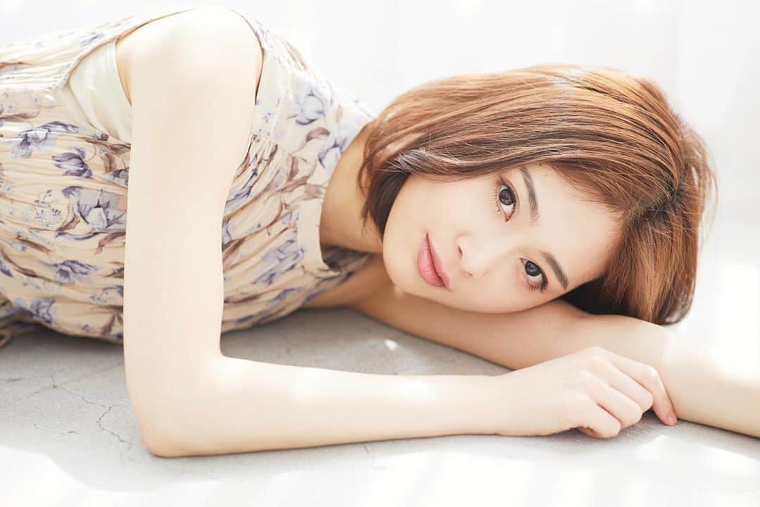 和田安佳莉のインスタグラム：「イレギュラーな毎日が続き あたふたしたりもしましたが 一周まわって最強戦士。 4月、大変だったけど気付きの多い1ヶ月でした。 漸く暖かくなってきてご満悦。 . #撮影 #portrait #model #モデル #春 #spring #ワンピース #自粛生活 #日曜日 #コロナに負けるな #おうち時間 #instagood #撮影データ #photooftheday #cordinate #メイク #hairstyle #ファッション #shooting #写真 #写真好きな人と繋がりたい #オスカープロモーション #女優 #makeup #ヘアメイク #スタジオ撮影 #ゴロゴロ #stayhome #東京」