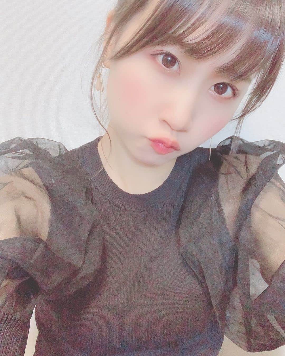 八木沙季のインスタグラム：「👗👗 . GRLの福袋に入ってた一番お気に入りの服♡ 袖のチュールがスケスケで可愛いよ🥺✨ 開封動画YouTubeにアップしたから見てね💁🏻‍♀️ .」