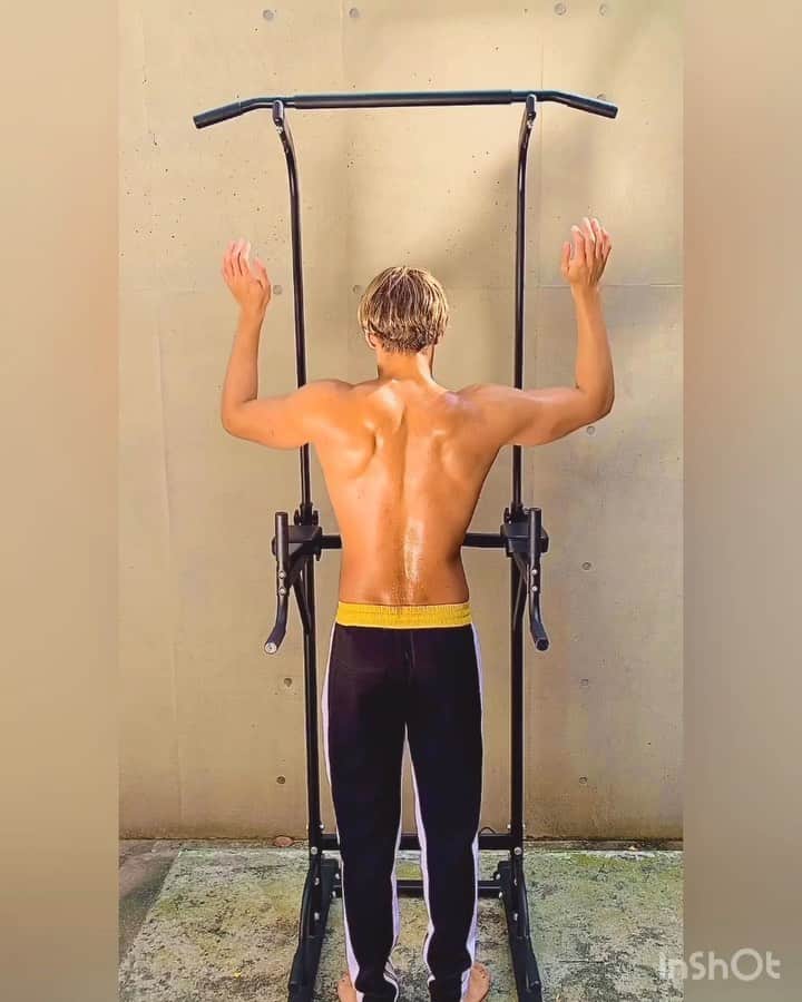 當間ローズのインスタグラム：「Back day at home!💪 今日は背中のトレーニング^ ^ 外暖かったからトレーニング日和だった🙌  #宅トレ #當間ローズ  #ラテン  #ハーフ  #モデル #湖西市 #toumarose #singer #Artist #Model #Tokyo #japan #Brazilian #brasil  #japanese #italian #fashion #fitness #muscle #body #workout #sexy」