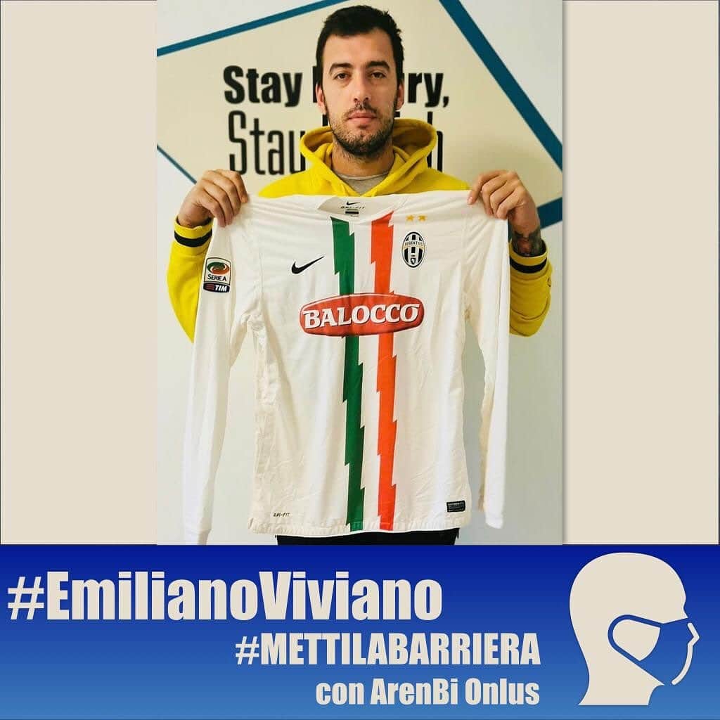 のインスタグラム：「Bella iniziativa di @officialviviano che in collaborazione con @arenbionlus ha messo in asta alcune maglie della sua collezione privata (tra cui la mia 👍🏻) per acquistare DPI per operatori sanitari.  Per partecipare alle aste, trovate il link nella biografia di @arenbionlus 💪🏻」