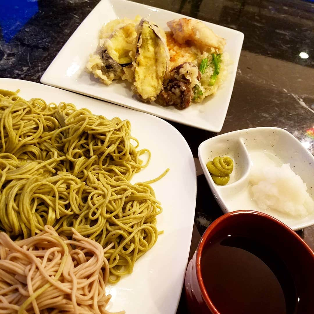 黒田啓蔵さんのインスタグラム写真 - (黒田啓蔵Instagram)「今日の夜ご飯は、蕎麦✨ 茶蕎麦と天婦羅を揚げて🎵 つゆは、昆布と鰹節でだしをとって #家ご飯 #夜ご飯 #蕎麦 #茶蕎麦 #てんぷら #なす天 #かぼちゃ天 #玉ねぎ天 #豚天 #大根おろし #つゆ」4月26日 19時39分 - kurodakeizo