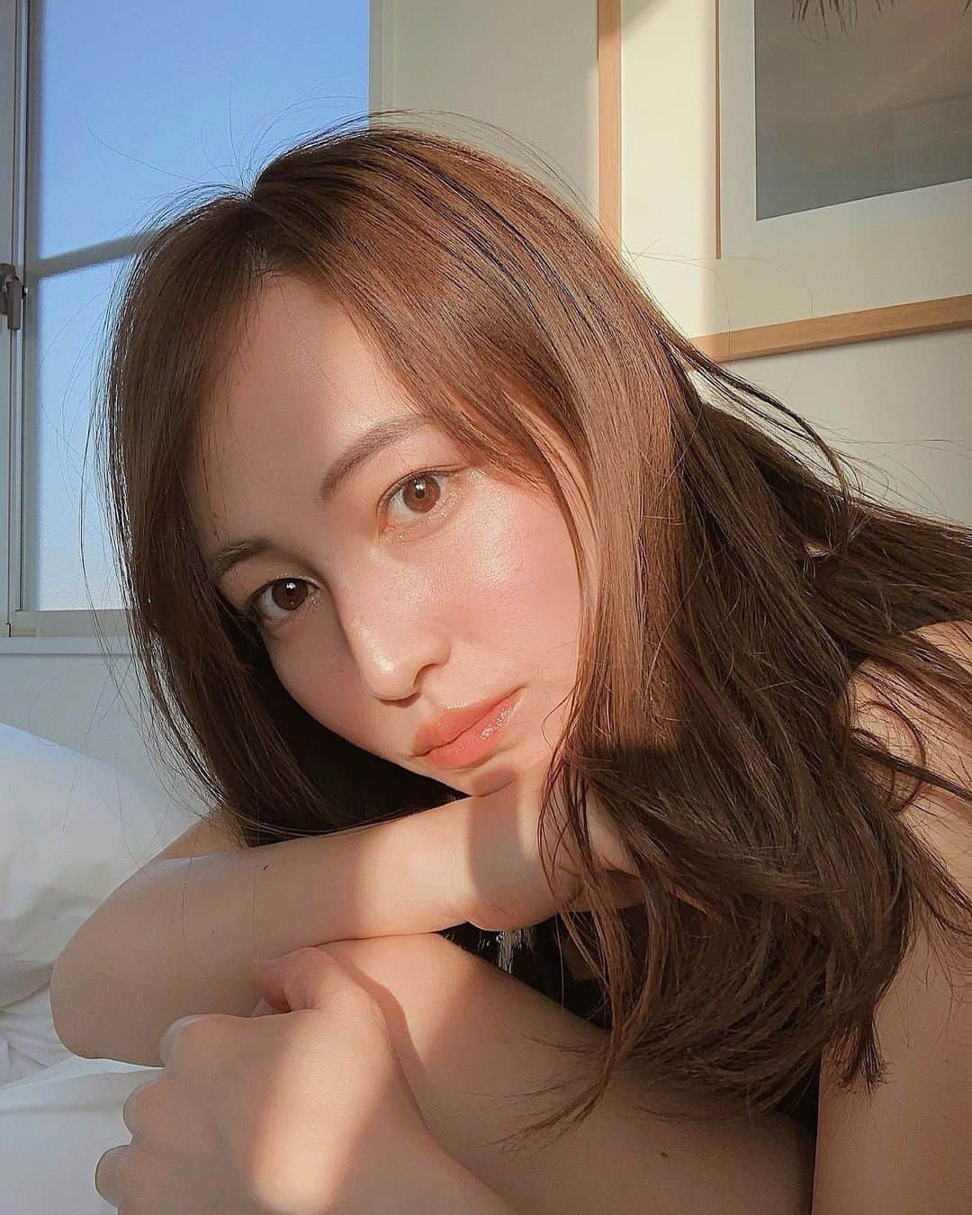 左近鈴乃さんのインスタグラム写真 - (左近鈴乃Instagram)「夕暮れ時🌇🕔🦇 お部屋に西陽がたっぷり差し込んできた🌞♡ . #myhome #selfie」4月26日 19時51分 - suzuno_sakon