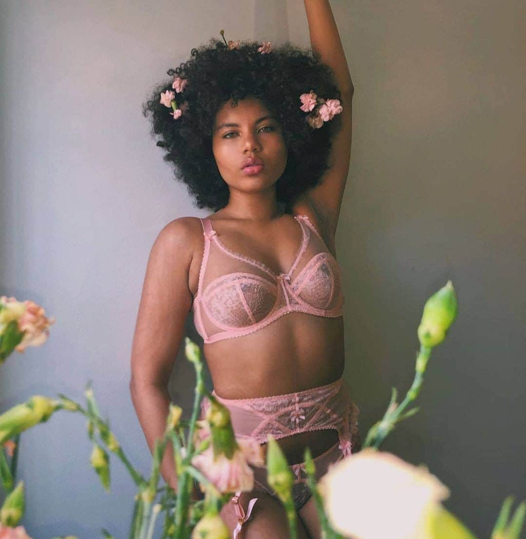 Agent Provocateurさんのインスタグラム写真 - (Agent ProvocateurInstagram)「Take the time to unwind. Find space to explore your softer side in these quieter moments, as seen in this totally romantic take from @thisishowilook. Our blush pink Olive set is available now. #AgentProvocateur #LoveMyAPWorld」4月26日 19時45分 - agentprovocateur