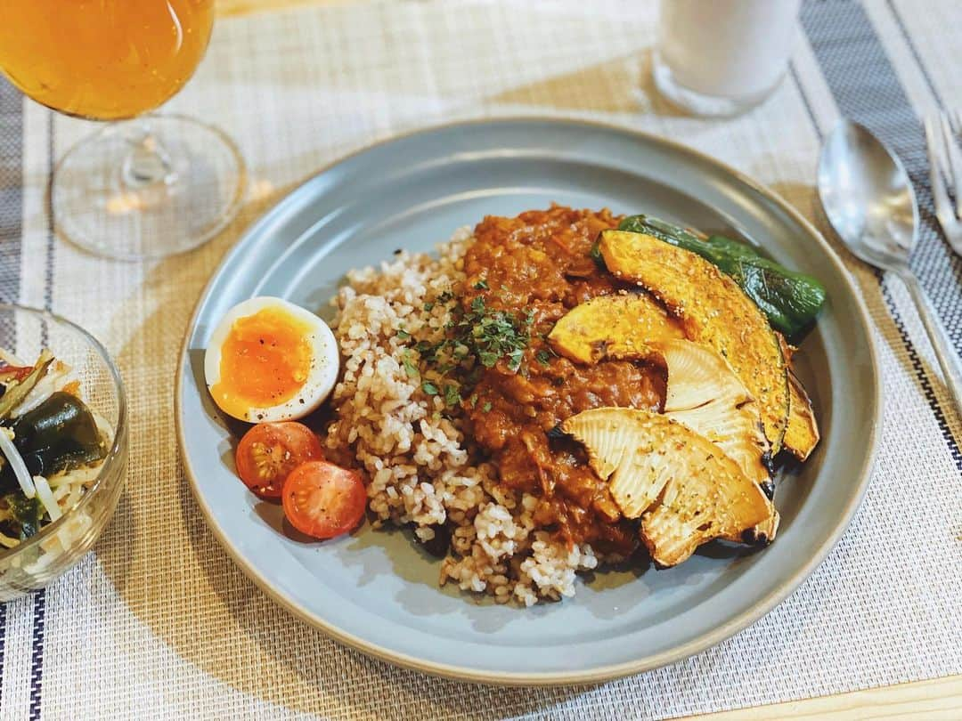 吉田知那美さんのインスタグラム写真 - (吉田知那美Instagram)「・ Dinner on Sunday🍛🍺 #tomatocurry ・ 昨日、不本意に一晩寝かせることになったトマト無水カレーfeat.ちくわ 最高でした。 苺のラッシーと日曜日の夜なので、ビールをお供に。 スパイスが効いた料理とキンキンのビール。 またあしたも頑張ろうってなります。 ご馳走さまでした。 ・ #無水カレー #ちくわ #ベジミート #北海道牛乳のラッシー recipe by @soichirotakeda1979」4月26日 19時48分 - chinami1991